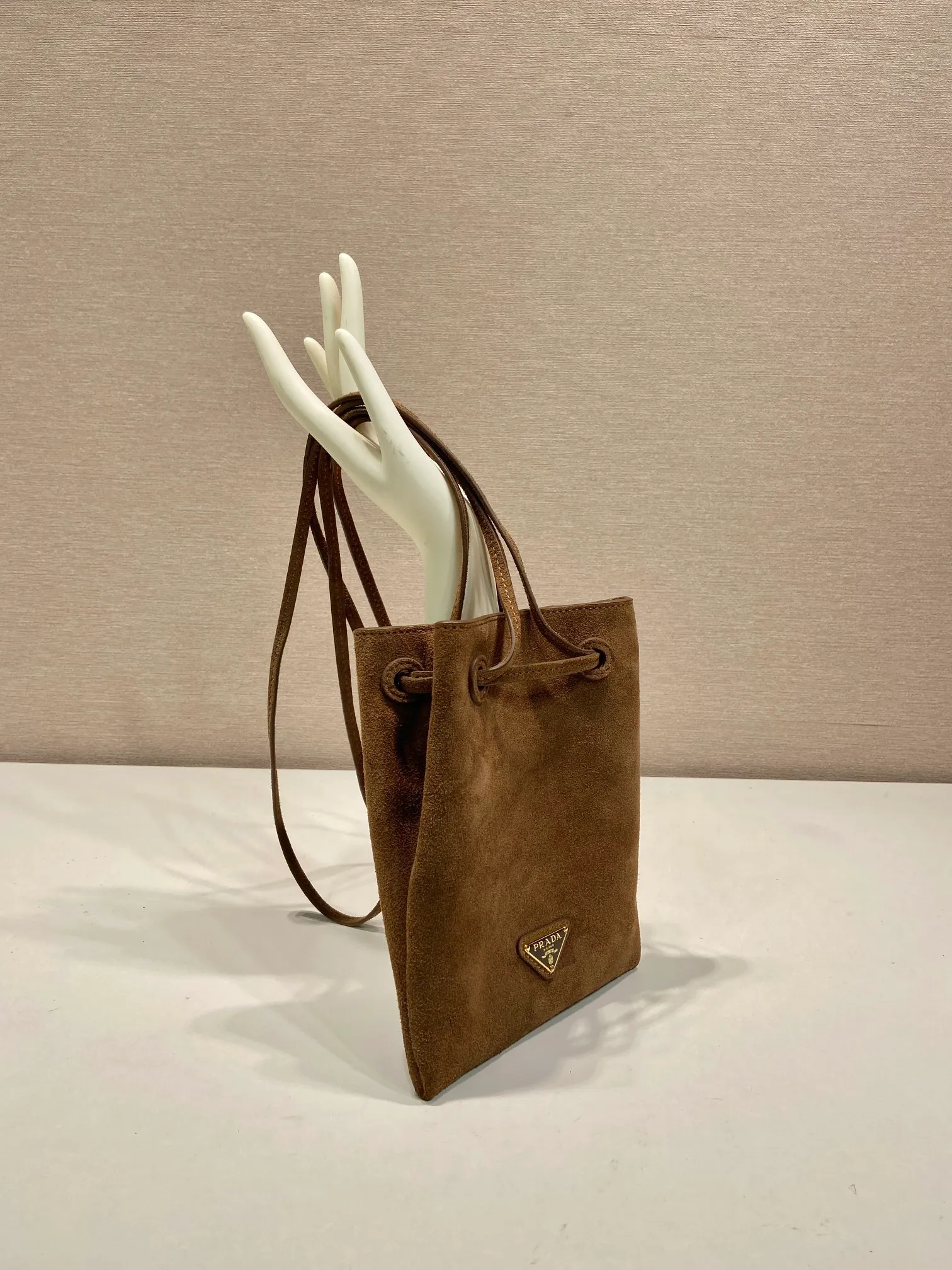 💰920🎉mini small cross-body bag🎉1BH221 suede🎉🎉 This small cross-body bag is made of imported suede (nubuck leather) and imported sheepskin inside, with top-grade hardware, a drawstring shrink pocket at the mouth, and a double long shoulder strap design, making the upper body look particularly fashionable and casual. Large capacity and space👏Hurry up and get it now, take this cute popular crossbody home😘😘Length 17xH 20cm🎉🎉🎉👏👏👏