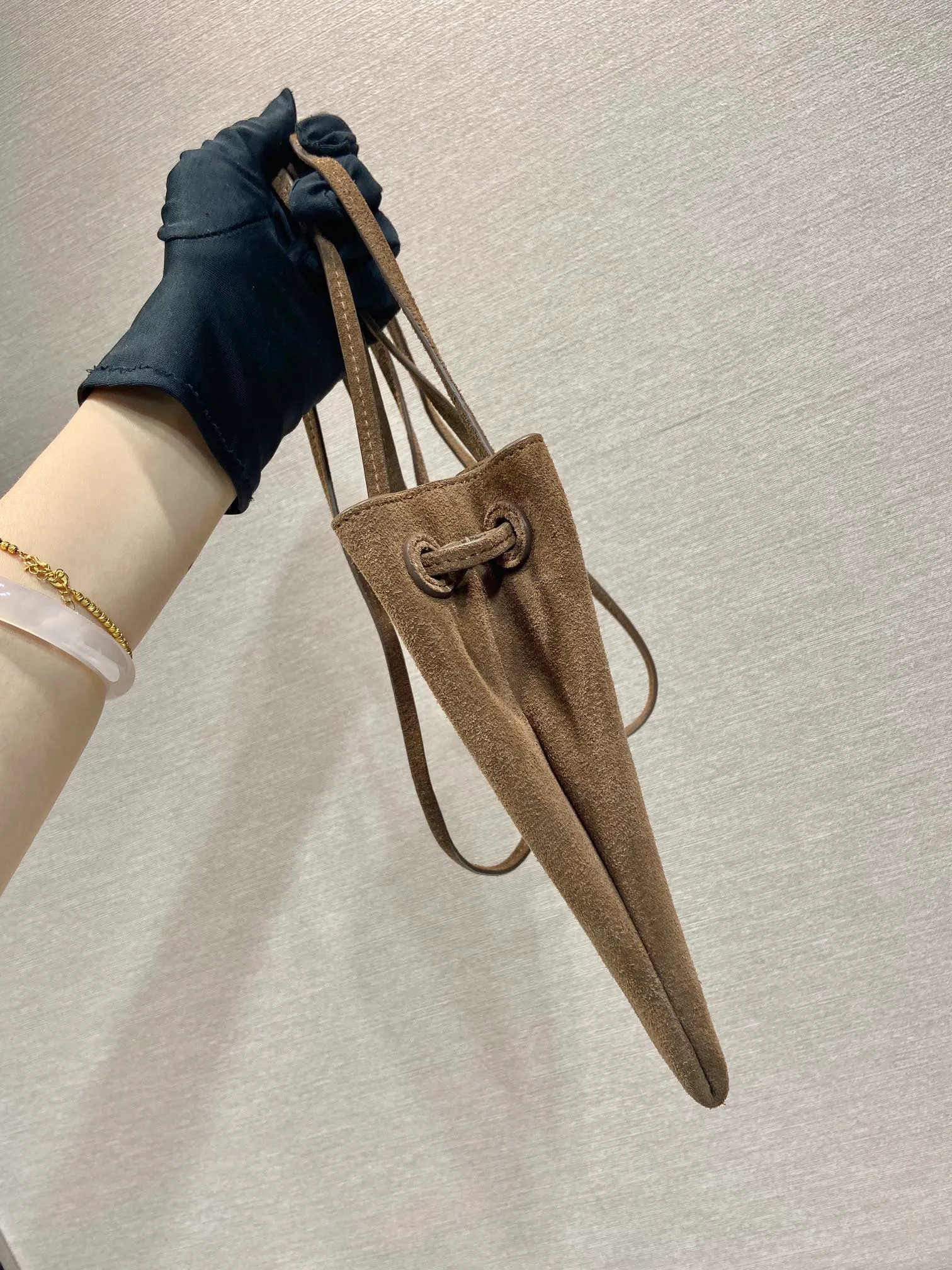 💰920🎉mini small cross-body bag🎉1BH221 suede🎉🎉 This small cross-body bag is made of imported suede (nubuck leather) and imported sheepskin inside, with top-grade hardware, a drawstring shrink pocket at the mouth, and a double long shoulder strap design, making the upper body look particularly fashionable and casual. Large capacity and space👏Hurry up and get it now, take this cute popular crossbody home😘😘Length 17xH 20cm🎉🎉🎉👏👏👏
