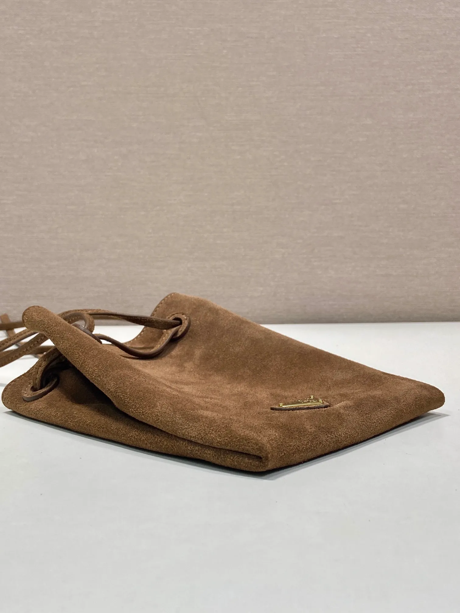 💰920🎉mini small cross-body bag🎉1BH221 suede🎉🎉 This small cross-body bag is made of imported suede (nubuck leather) and imported sheepskin inside, with top-grade hardware, a drawstring shrink pocket at the mouth, and a double long shoulder strap design, making the upper body look particularly fashionable and casual. Large capacity and space👏Hurry up and get it now, take this cute popular crossbody home😘😘Length 17xH 20cm🎉🎉🎉👏👏👏
