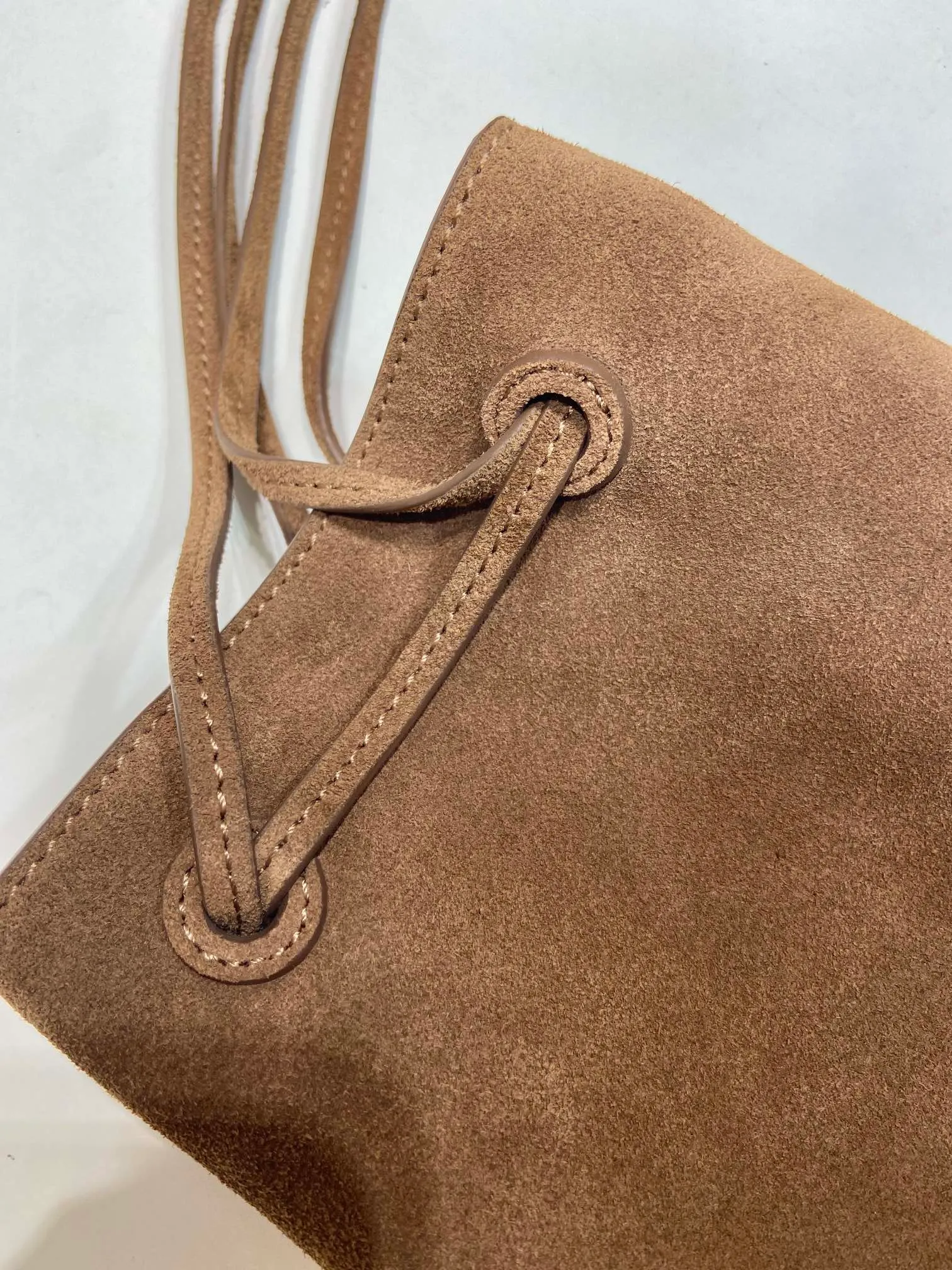 💰920🎉mini small cross-body bag🎉1BH221 suede🎉🎉 This small cross-body bag is made of imported suede (nubuck leather) and imported sheepskin inside, with top-grade hardware, a drawstring shrink pocket at the mouth, and a double long shoulder strap design, making the upper body look particularly fashionable and casual. Large capacity and space👏Hurry up and get it now, take this cute popular crossbody home😘😘Length 17xH 20cm🎉🎉🎉👏👏👏