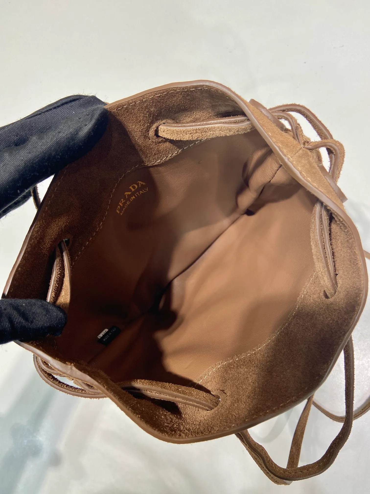 💰920🎉mini small cross-body bag🎉1BH221 suede🎉🎉 This small cross-body bag is made of imported suede (nubuck leather) and imported sheepskin inside, with top-grade hardware, a drawstring shrink pocket at the mouth, and a double long shoulder strap design, making the upper body look particularly fashionable and casual. Large capacity and space👏Hurry up and get it now, take this cute popular crossbody home😘😘Length 17xH 20cm🎉🎉🎉👏👏👏