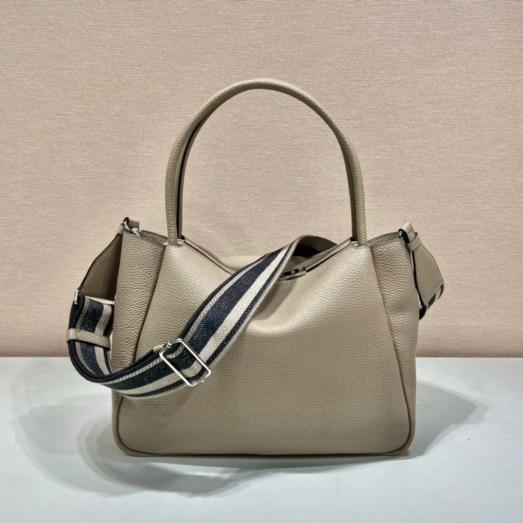 💰2040🎉New double shoulder strap🎉1BC170 double shoulder strap🎉Large size This double shoulder strap is made of imported deerskin grain cowhide and equipped with two interchangeable and adjustable long shoulder straps. The combination of fabric webbing and cowhide is perfect😘, versatile for mixing and matching different clothes on different occasions😘, large capacity, many compartments, super soft feel🎉Hurry up and get it🎉 Length 32x Height 26x Bottom 13cm🎉🎉🎉👏👏👏