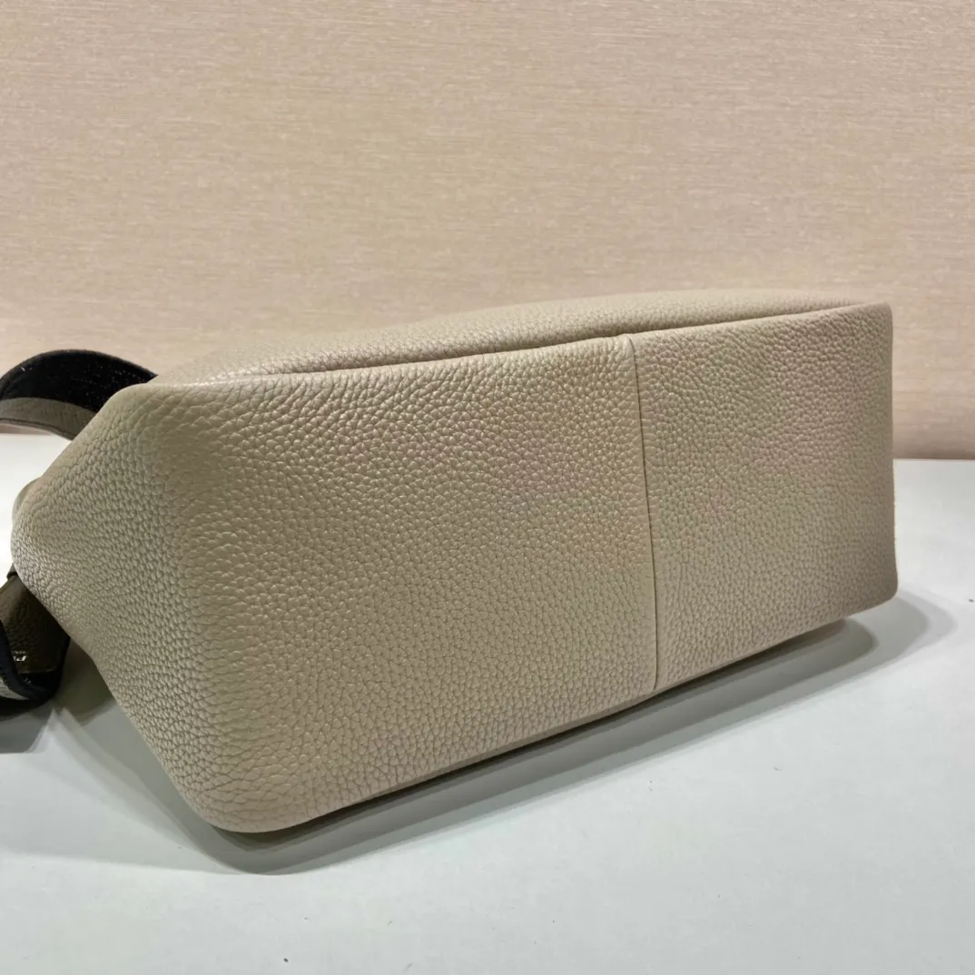 💰2040🎉New double shoulder strap🎉1BC170 double shoulder strap🎉Large size This double shoulder strap is made of imported deerskin grain cowhide and equipped with two interchangeable and adjustable long shoulder straps. The combination of fabric webbing and cowhide is perfect😘, versatile for mixing and matching different clothes on different occasions😘, large capacity, many compartments, super soft feel🎉Hurry up and get it🎉 Length 32x Height 26x Bottom 13cm🎉🎉🎉👏👏👏