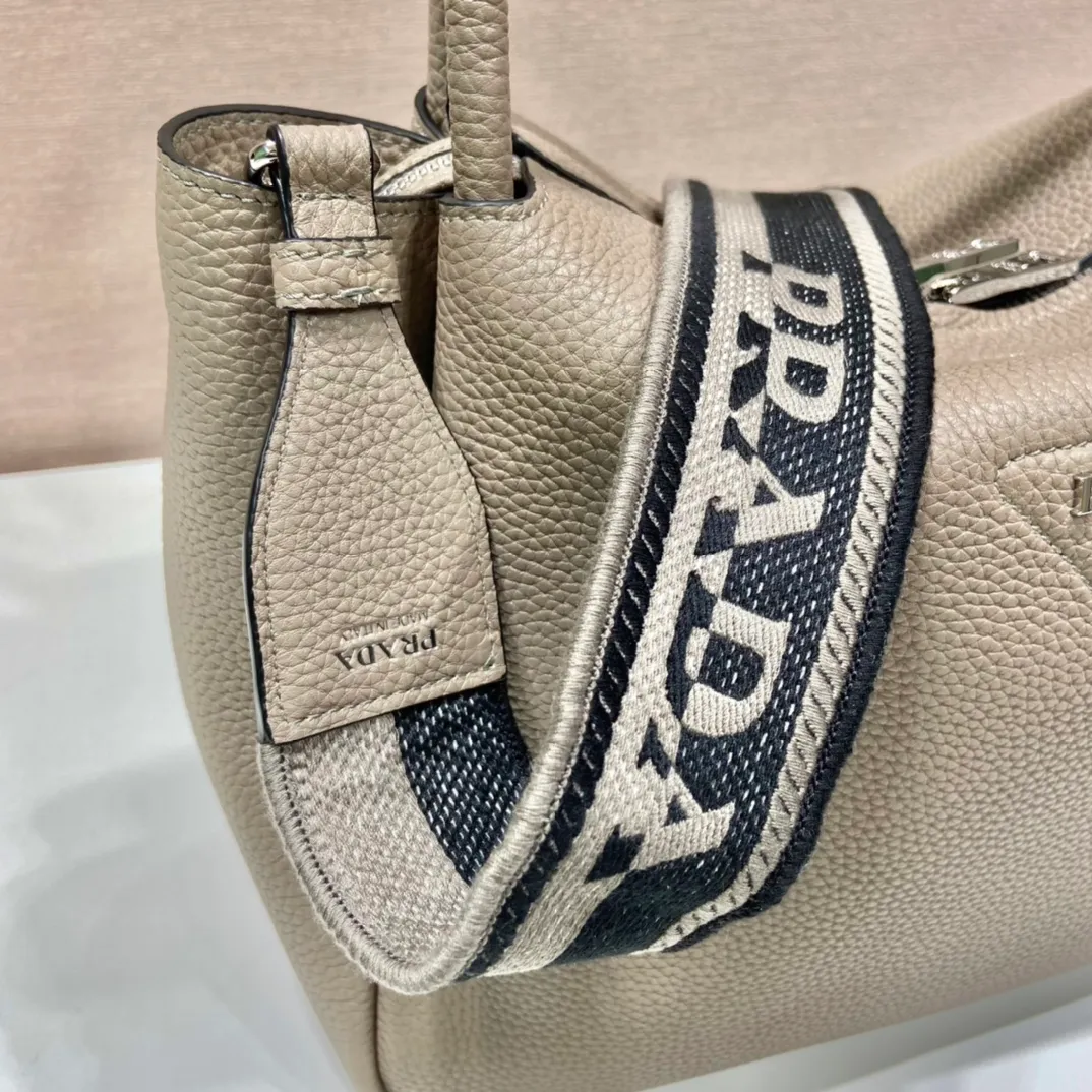 💰2040🎉New double shoulder strap🎉1BC170 double shoulder strap🎉Large size This double shoulder strap is made of imported deerskin grain cowhide and equipped with two interchangeable and adjustable long shoulder straps. The combination of fabric webbing and cowhide is perfect😘, versatile for mixing and matching different clothes on different occasions😘, large capacity, many compartments, super soft feel🎉Hurry up and get it🎉 Length 32x Height 26x Bottom 13cm🎉🎉🎉👏👏👏