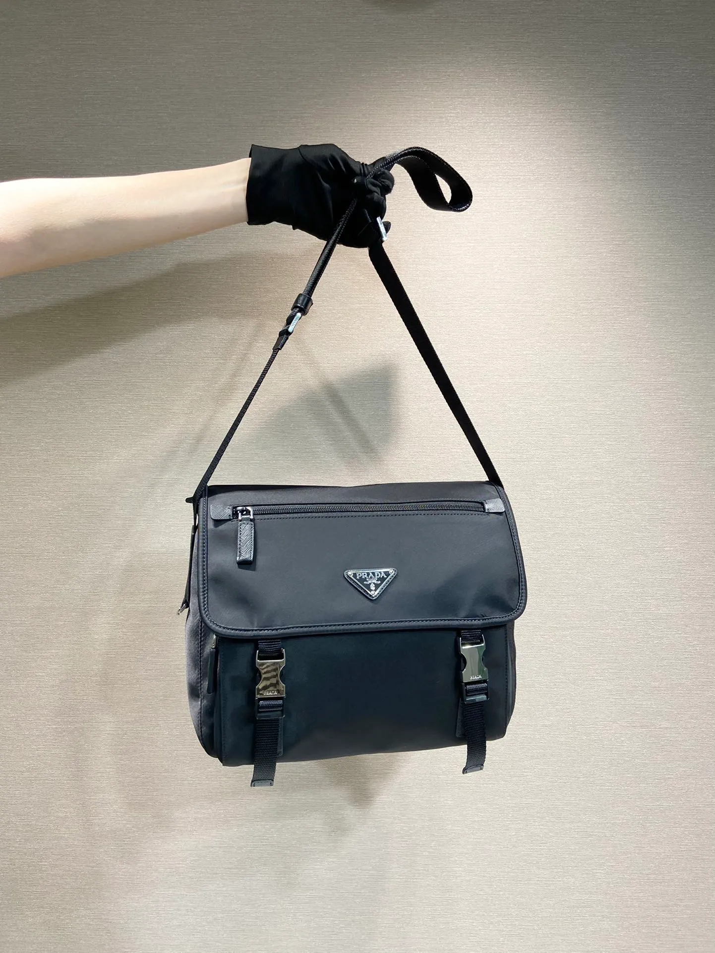 💰1120🎉New messenger bag🎉1BD953🎉🎉 This messenger bag is embellished with Saffiano leather details. Decorated with logo and steel hardware triangle elements, it is equipped with adjustable fabric shoulder straps, zippers, and flap opening and closing pockets. It has a very large capacity and a great upper body effect. Get it now👏👏Another popular style that will never go out of style🎉🎉 Length 30x Height 25x Bottom 11cm