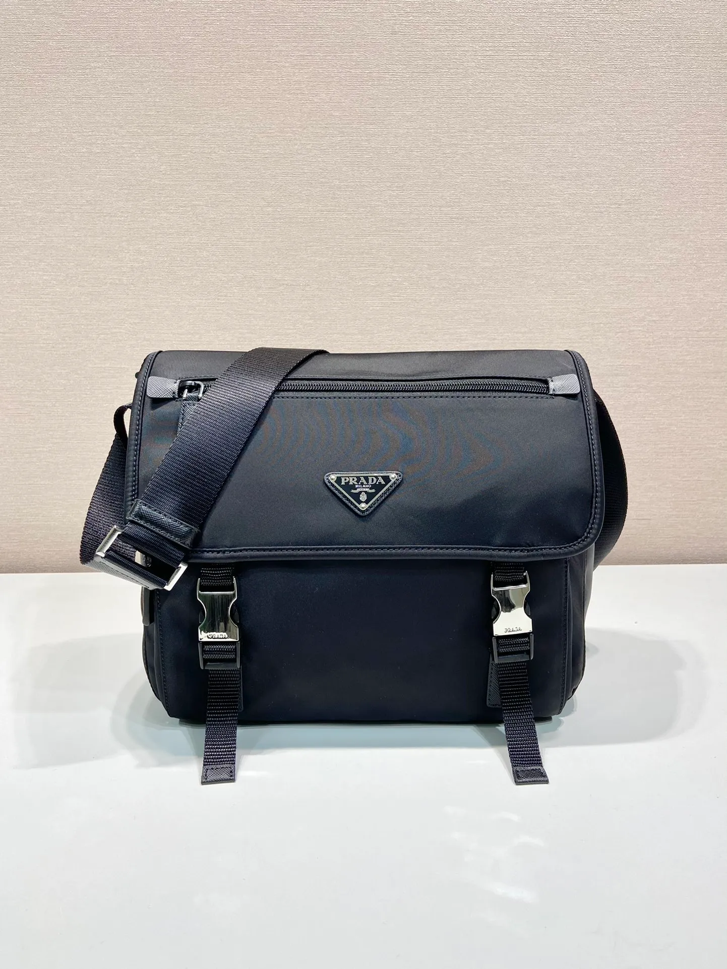 💰1120🎉New messenger bag🎉1BD953🎉🎉 This messenger bag is embellished with Saffiano leather details. Decorated with logo and steel hardware triangle elements, it is equipped with adjustable fabric shoulder straps, zippers, and flap opening and closing pockets. It has a very large capacity and a great upper body effect. Get it now👏👏Another popular style that will never go out of style🎉🎉 Length 30x Height 25x Bottom 11cm