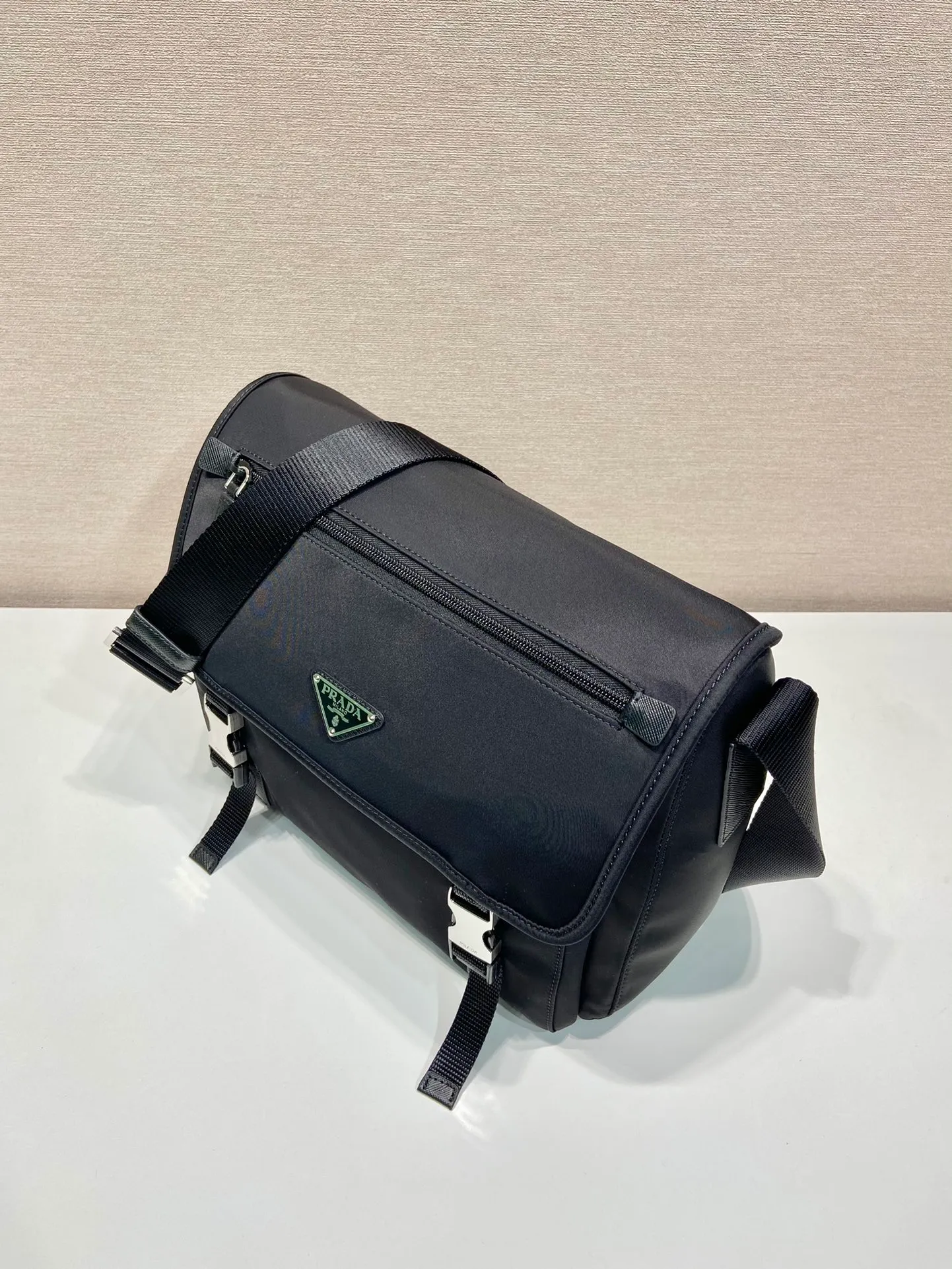 💰1120🎉New messenger bag🎉1BD953🎉🎉 This messenger bag is embellished with Saffiano leather details. Decorated with logo and steel hardware triangle elements, it is equipped with adjustable fabric shoulder straps, zippers, and flap opening and closing pockets. It has a very large capacity and a great upper body effect. Get it now👏👏Another popular style that will never go out of style🎉🎉 Length 30x Height 25x Bottom 11cm