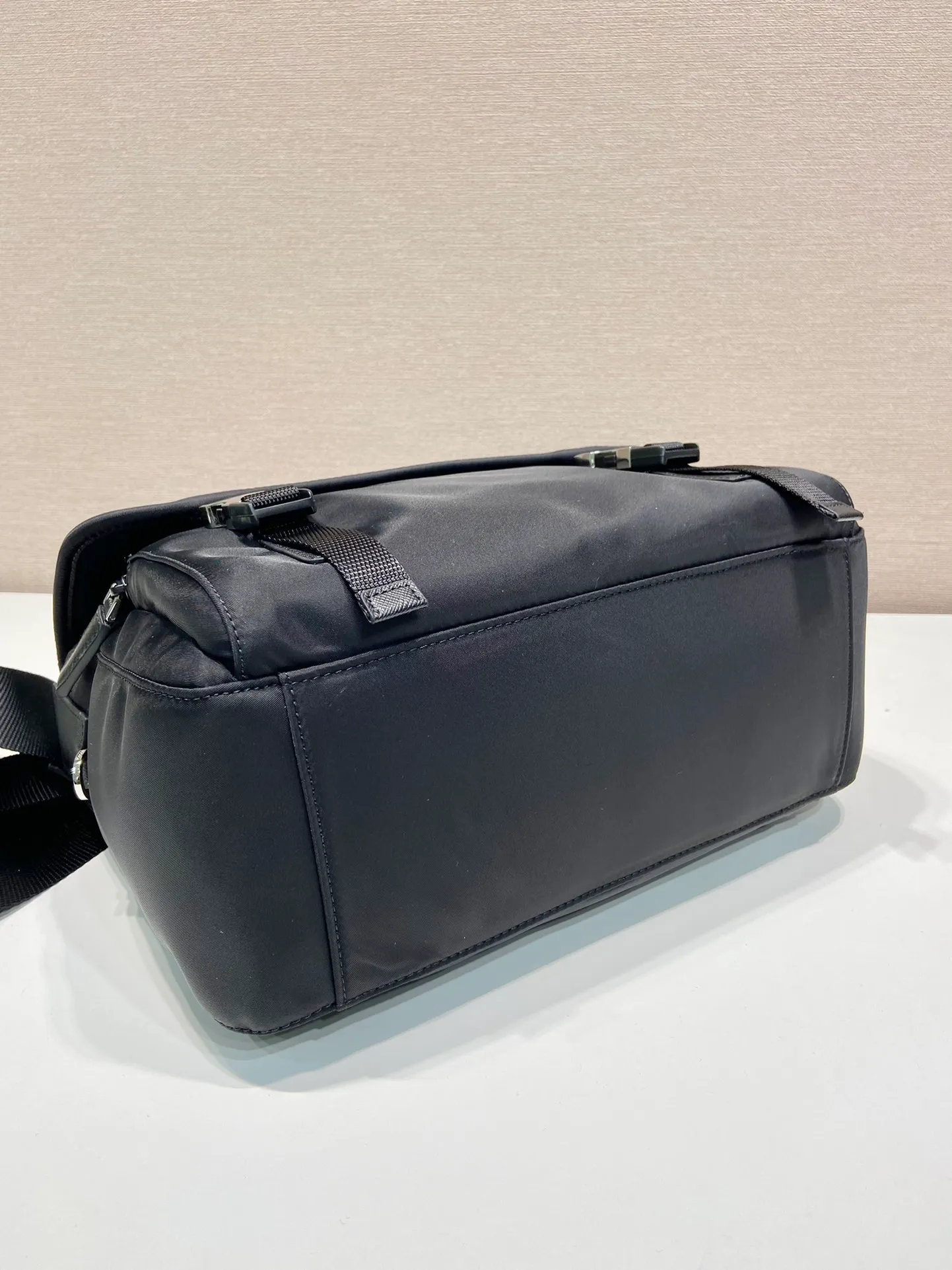 💰1120🎉New messenger bag🎉1BD953🎉🎉 This messenger bag is embellished with Saffiano leather details. Decorated with logo and steel hardware triangle elements, it is equipped with adjustable fabric shoulder straps, zippers, and flap opening and closing pockets. It has a very large capacity and a great upper body effect. Get it now👏👏Another popular style that will never go out of style🎉🎉 Length 30x Height 25x Bottom 11cm