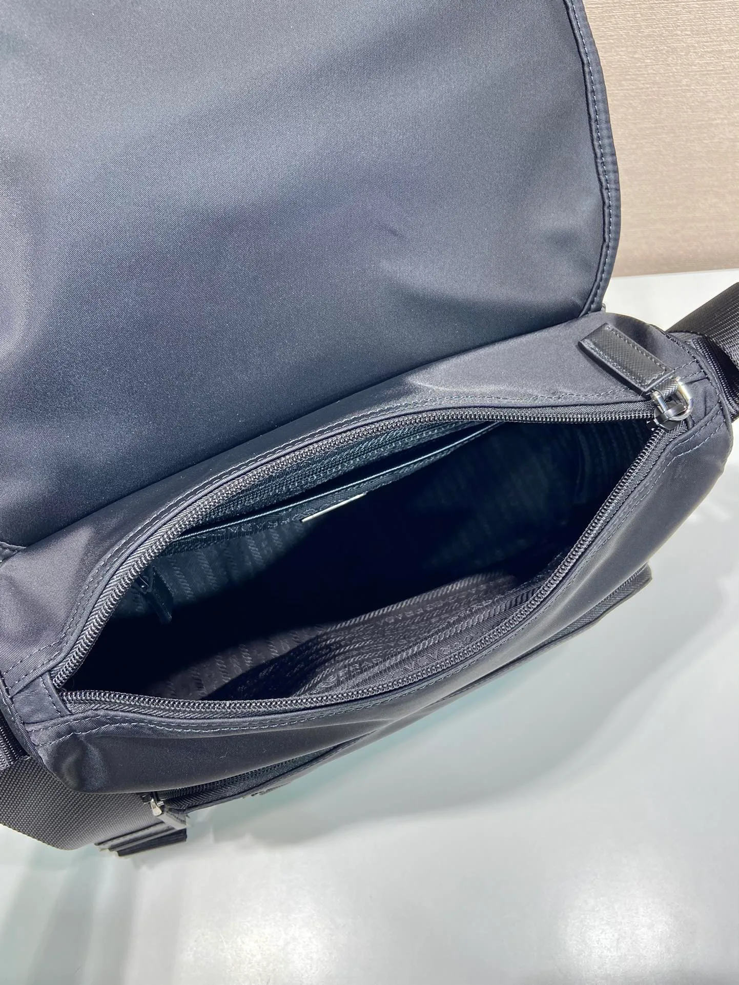 💰1120🎉New messenger bag🎉1BD953🎉🎉 This messenger bag is embellished with Saffiano leather details. Decorated with logo and steel hardware triangle elements, it is equipped with adjustable fabric shoulder straps, zippers, and flap opening and closing pockets. It has a very large capacity and a great upper body effect. Get it now👏👏Another popular style that will never go out of style🎉🎉 Length 30x Height 25x Bottom 11cm