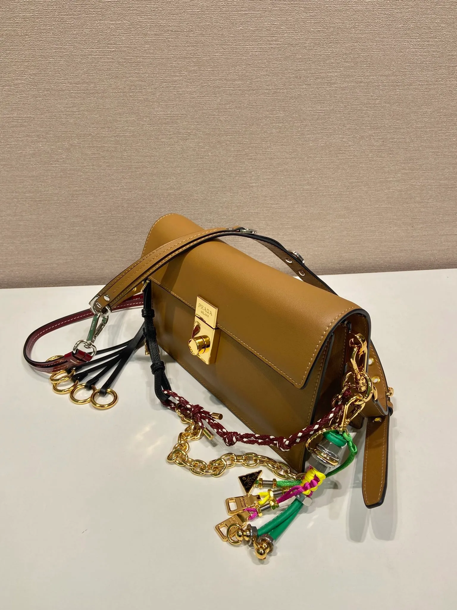 💰1700🎉New product🎉1BD379 small size🎉🎉New color This new Soft Sound handbag is made of soft leather inside/outside, with ample space, chic and versatile. One-shoulder style with two compartments and gold-tone hardware. What I love the most is the detachable pendant as the finishing touch😘to show the diverse and fashionable style. The upper body effect is so classy, ​​I love it😘, it’s another popular model for internet celebrities, babies, hurry up and get it🎉🎉 Length 24 height 13.5x bottom 6cm🎉🎉🎉👏👏👏