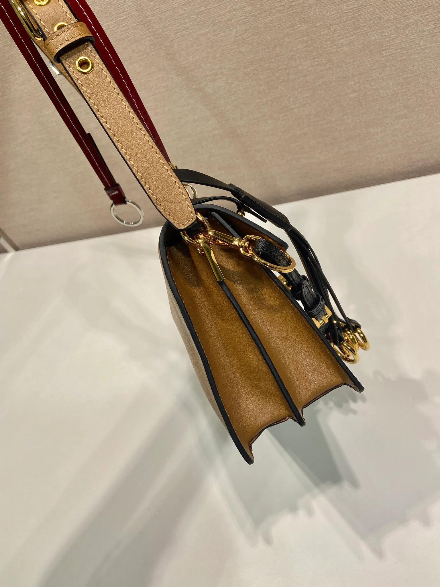 💰1700🎉New product🎉1BD379 small size🎉🎉New color This new Soft Sound handbag is made of soft leather inside/outside, with ample space, chic and versatile. One-shoulder style with two compartments and gold-tone hardware. What I love the most is the detachable pendant as the finishing touch😘to show the diverse and fashionable style. The upper body effect is so classy, ​​I love it😘, it’s another popular model for internet celebrities, babies, hurry up and get it🎉🎉 Length 24 height 13.5x bottom 6cm🎉🎉🎉👏👏👏