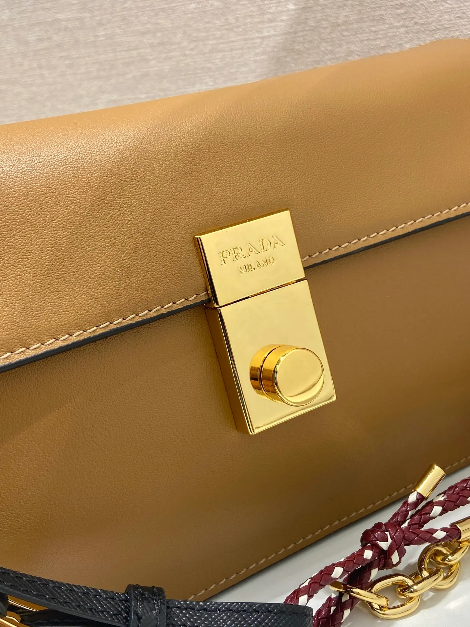 💰1700🎉New product🎉1BD379 small size🎉🎉New color This new Soft Sound handbag is made of soft leather inside/outside, with ample space, chic and versatile. One-shoulder style with two compartments and gold-tone hardware. What I love the most is the detachable pendant as the finishing touch😘to show the diverse and fashionable style. The upper body effect is so classy, ​​I love it😘, it’s another popular model for internet celebrities, babies, hurry up and get it🎉🎉 Length 24 height 13.5x bottom 6cm🎉🎉🎉👏👏👏