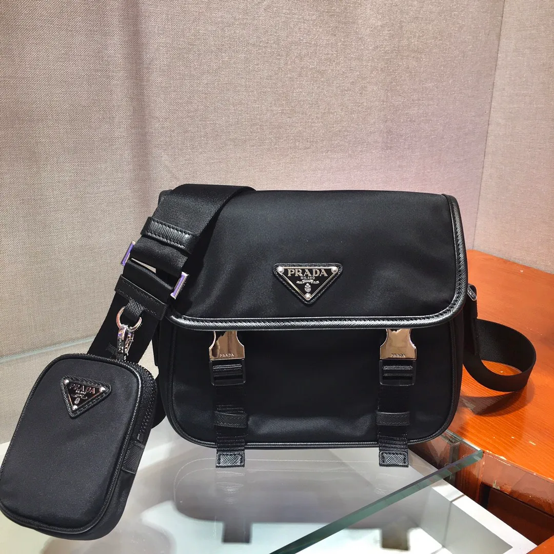 💰1120🎉New messenger bag🎉Arrived🙊Arrived🙊 New three-in-one combination messenger bag🎉Model number: 2VD034😘 The most representative nylon triangle logo element Simple latest triangle logo decoration without compressing space Super versatile😘At the same time, there is also a small charm bag hanging on the shoulder strap, which can also be hung on the trousers as an accessory👍👍The overall low-key luxury and versatile, the commuter bag can be casual or cool😎It is practical and fashionable to carry, super tasteful😘Unisex model👫👫👫 If you like it, hurry up and get it, it is a messenger bag that will never go out of style👏👏 Length 22x height 16x base 8.5cm👏👏👏