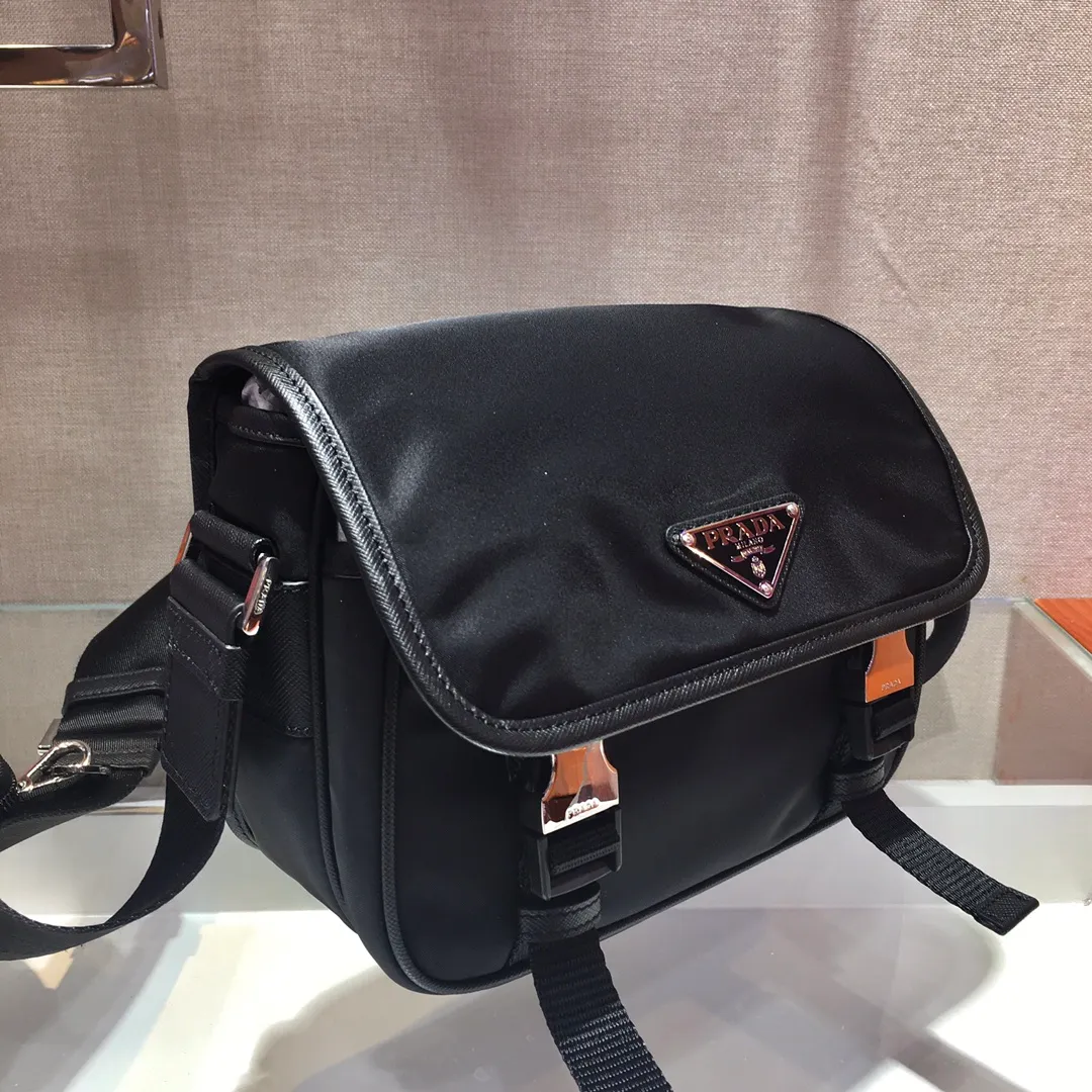 💰1120🎉New messenger bag🎉Arrived🙊Arrived🙊 New three-in-one combination messenger bag🎉Model number: 2VD034😘 The most representative nylon triangle logo element Simple latest triangle logo decoration without compressing space Super versatile😘At the same time, there is also a small charm bag hanging on the shoulder strap, which can also be hung on the trousers as an accessory👍👍The overall low-key luxury and versatile, the commuter bag can be casual or cool😎It is practical and fashionable to carry, super tasteful😘Unisex model👫👫👫 If you like it, hurry up and get it, it is a messenger bag that will never go out of style👏👏 Length 22x height 16x base 8.5cm👏👏👏