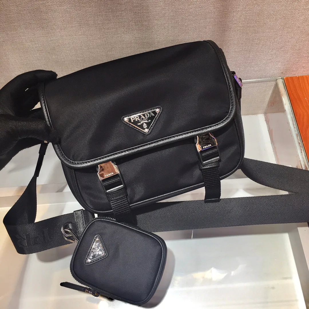 💰1120🎉New messenger bag🎉Arrived🙊Arrived🙊 New three-in-one combination messenger bag🎉Model number: 2VD034😘 The most representative nylon triangle logo element Simple latest triangle logo decoration without compressing space Super versatile😘At the same time, there is also a small charm bag hanging on the shoulder strap, which can also be hung on the trousers as an accessory👍👍The overall low-key luxury and versatile, the commuter bag can be casual or cool😎It is practical and fashionable to carry, super tasteful😘Unisex model👫👫👫 If you like it, hurry up and get it, it is a messenger bag that will never go out of style👏👏 Length 22x height 16x base 8.5cm👏👏👏