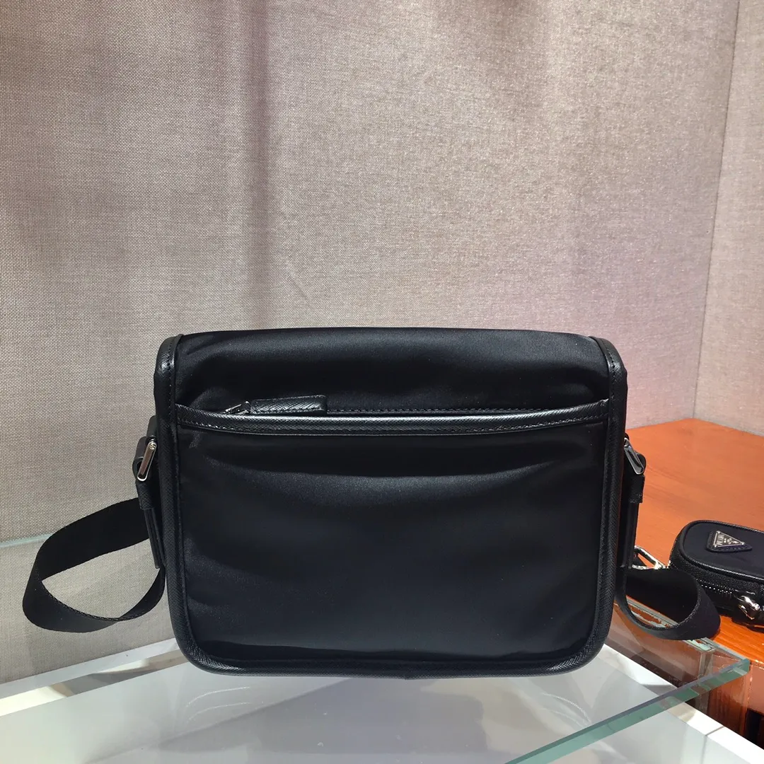 💰1120🎉New messenger bag🎉Arrived🙊Arrived🙊 New three-in-one combination messenger bag🎉Model number: 2VD034😘 The most representative nylon triangle logo element Simple latest triangle logo decoration without compressing space Super versatile😘At the same time, there is also a small charm bag hanging on the shoulder strap, which can also be hung on the trousers as an accessory👍👍The overall low-key luxury and versatile, the commuter bag can be casual or cool😎It is practical and fashionable to carry, super tasteful😘Unisex model👫👫👫 If you like it, hurry up and get it, it is a messenger bag that will never go out of style👏👏 Length 22x height 16x base 8.5cm👏👏👏