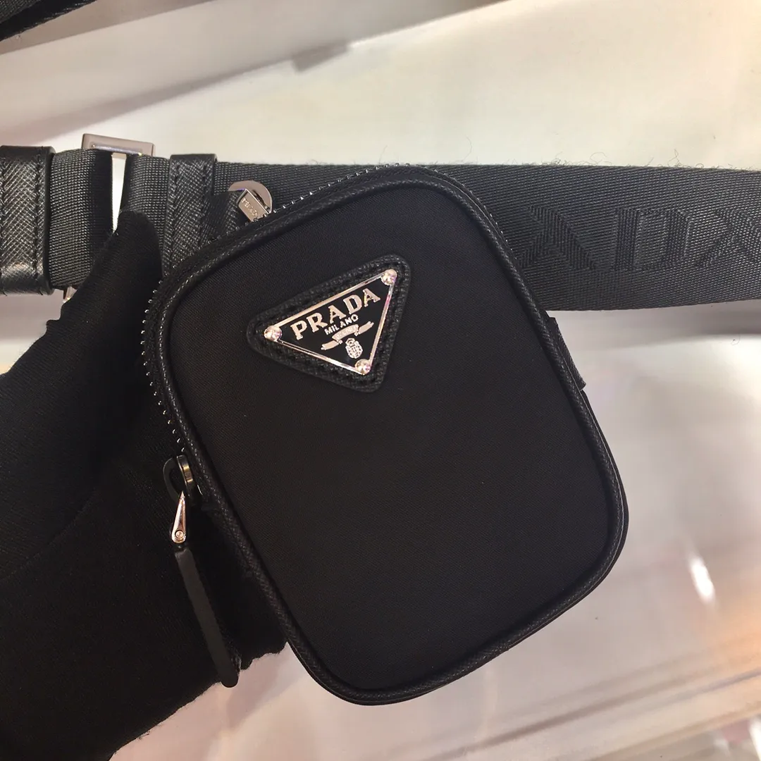 💰1120🎉New messenger bag🎉Arrived🙊Arrived🙊 New three-in-one combination messenger bag🎉Model number: 2VD034😘 The most representative nylon triangle logo element Simple latest triangle logo decoration without compressing space Super versatile😘At the same time, there is also a small charm bag hanging on the shoulder strap, which can also be hung on the trousers as an accessory👍👍The overall low-key luxury and versatile, the commuter bag can be casual or cool😎It is practical and fashionable to carry, super tasteful😘Unisex model👫👫👫 If you like it, hurry up and get it, it is a messenger bag that will never go out of style👏👏 Length 22x height 16x base 8.5cm👏👏👏