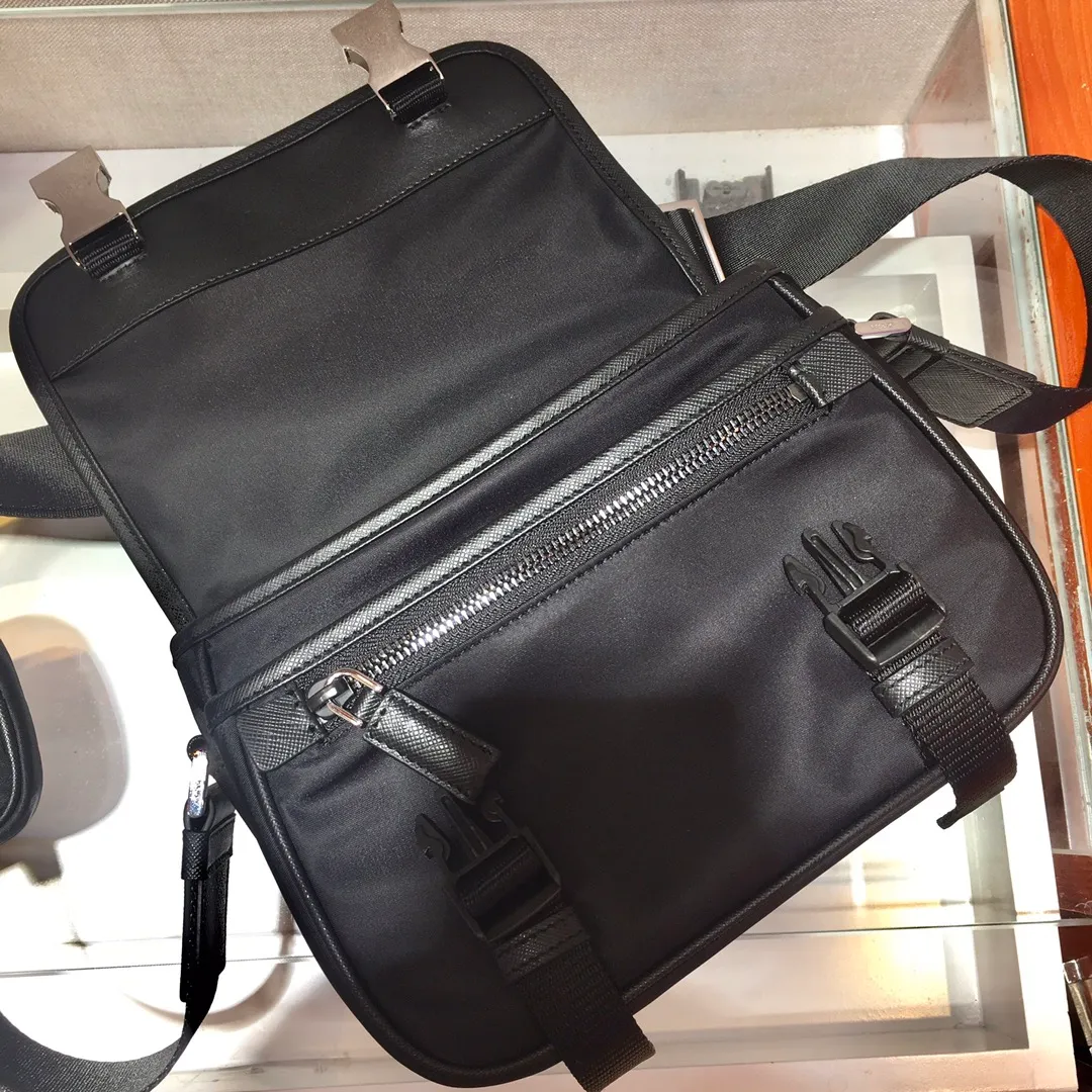 💰1120🎉New messenger bag🎉Arrived🙊Arrived🙊 New three-in-one combination messenger bag🎉Model number: 2VD034😘 The most representative nylon triangle logo element Simple latest triangle logo decoration without compressing space Super versatile😘At the same time, there is also a small charm bag hanging on the shoulder strap, which can also be hung on the trousers as an accessory👍👍The overall low-key luxury and versatile, the commuter bag can be casual or cool😎It is practical and fashionable to carry, super tasteful😘Unisex model👫👫👫 If you like it, hurry up and get it, it is a messenger bag that will never go out of style👏👏 Length 22x height 16x base 8.5cm👏👏👏