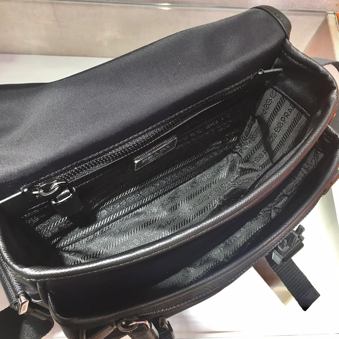 💰1120🎉New messenger bag🎉Arrived🙊Arrived🙊 New three-in-one combination messenger bag🎉Model number: 2VD034😘 The most representative nylon triangle logo element Simple latest triangle logo decoration without compressing space Super versatile😘At the same time, there is also a small charm bag hanging on the shoulder strap, which can also be hung on the trousers as an accessory👍👍The overall low-key luxury and versatile, the commuter bag can be casual or cool😎It is practical and fashionable to carry, super tasteful😘Unisex model👫👫👫 If you like it, hurry up and get it, it is a messenger bag that will never go out of style👏👏 Length 22x height 16x base 8.5cm👏👏👏