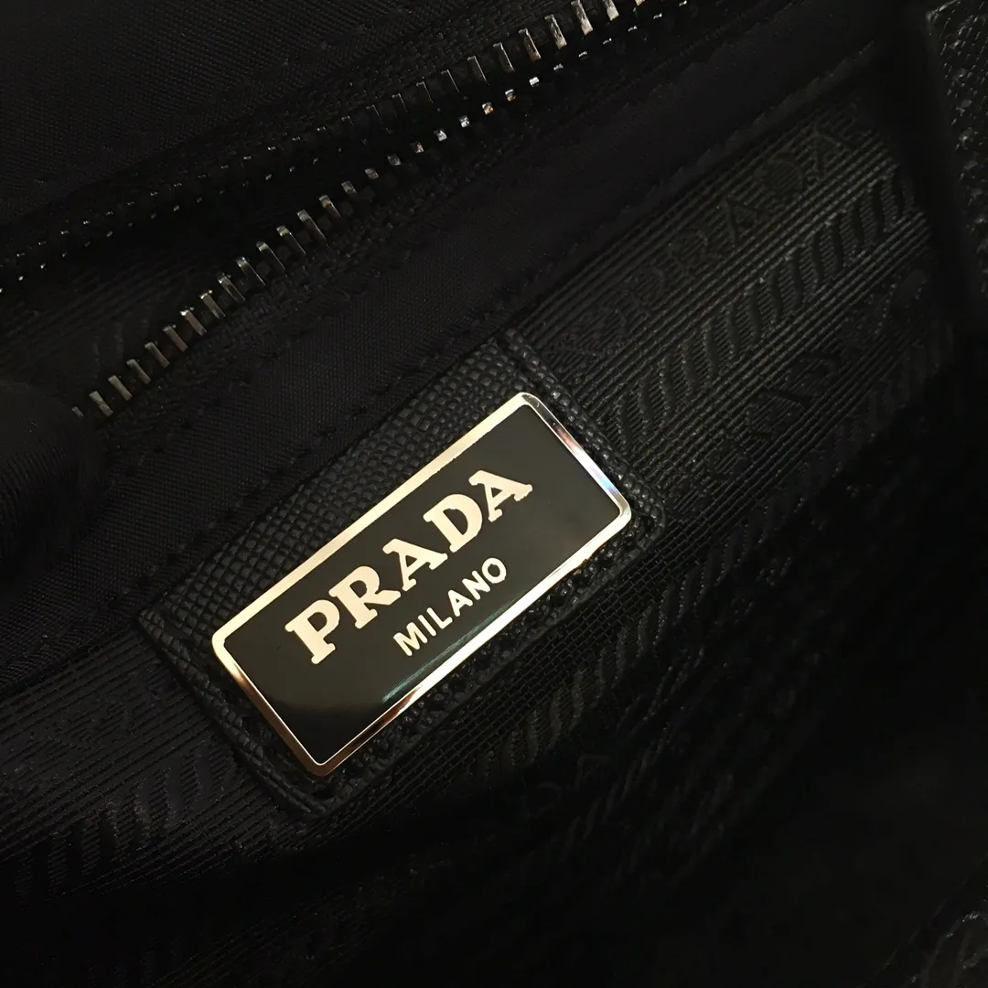💰1120🎉New messenger bag🎉Arrived🙊Arrived🙊 New three-in-one combination messenger bag🎉Model number: 2VD034😘 The most representative nylon triangle logo element Simple latest triangle logo decoration without compressing space Super versatile😘At the same time, there is also a small charm bag hanging on the shoulder strap, which can also be hung on the trousers as an accessory👍👍The overall low-key luxury and versatile, the commuter bag can be casual or cool😎It is practical and fashionable to carry, super tasteful😘Unisex model👫👫👫 If you like it, hurry up and get it, it is a messenger bag that will never go out of style👏👏 Length 22x height 16x base 8.5cm👏👏👏