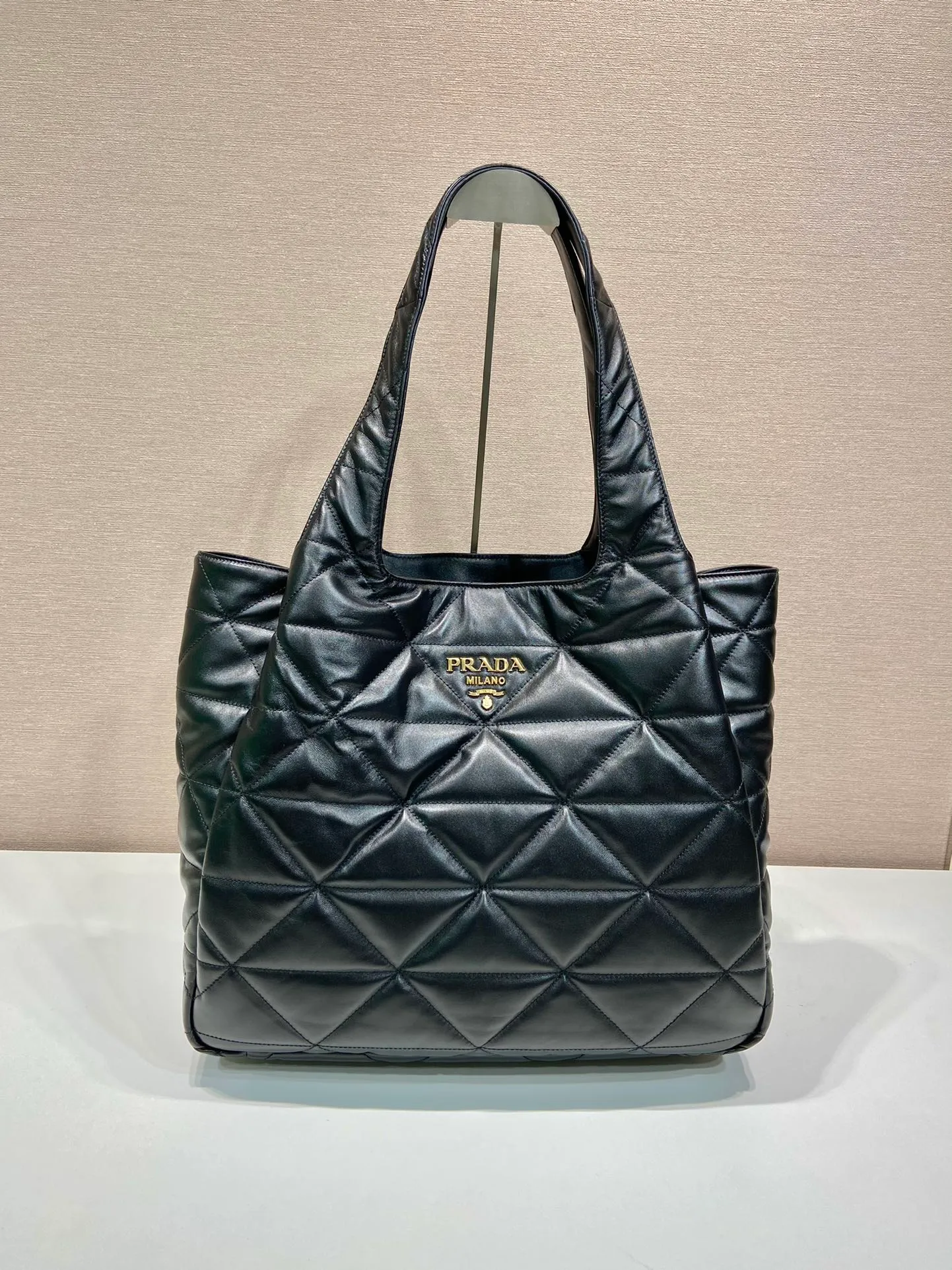 💰2040🎉New Shopping Bag🎉1BG449 New Large Shopping Bag/Tramp Bag🎉🎉 This large shopping bag is made of imported sheepskin with complex hand-made rhombus stitching. It feels soft and amazing👍. It has a large space/many compartments. It is lightweight and very practical. It is no problem to carry it on your back or on business trips. I love it so much😍It’s big and stylish, if you like it, hurry up and buy it🎉🎉 Length 39x Height 34x Bottom 16cm