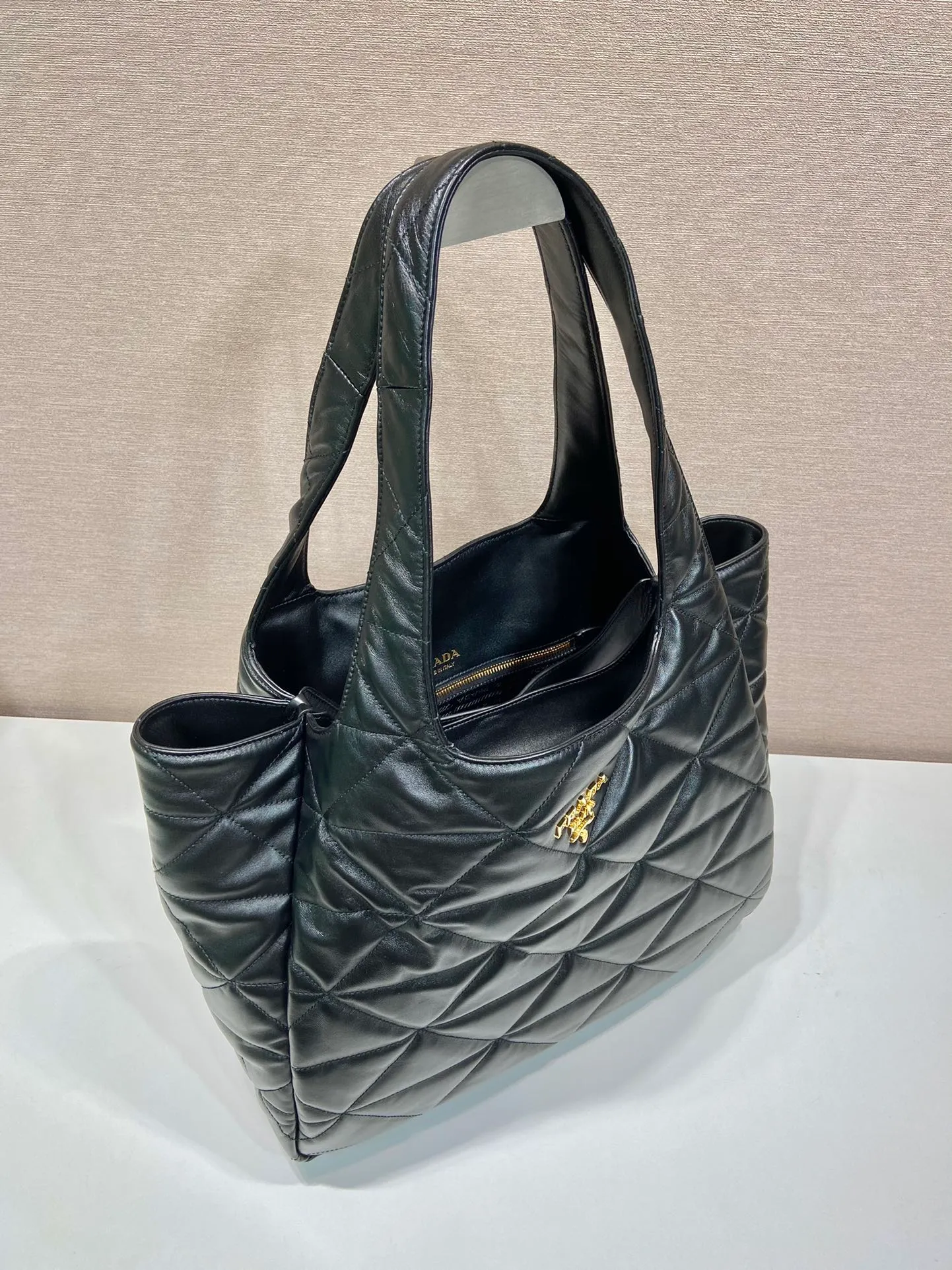💰2040🎉New Shopping Bag🎉1BG449 New Large Shopping Bag/Tramp Bag🎉🎉 This large shopping bag is made of imported sheepskin with complex hand-made rhombus stitching. It feels soft and amazing👍. It has a large space/many compartments. It is lightweight and very practical. It is no problem to carry it on your back or on business trips. I love it so much😍It’s big and stylish, if you like it, hurry up and buy it🎉🎉 Length 39x Height 34x Bottom 16cm