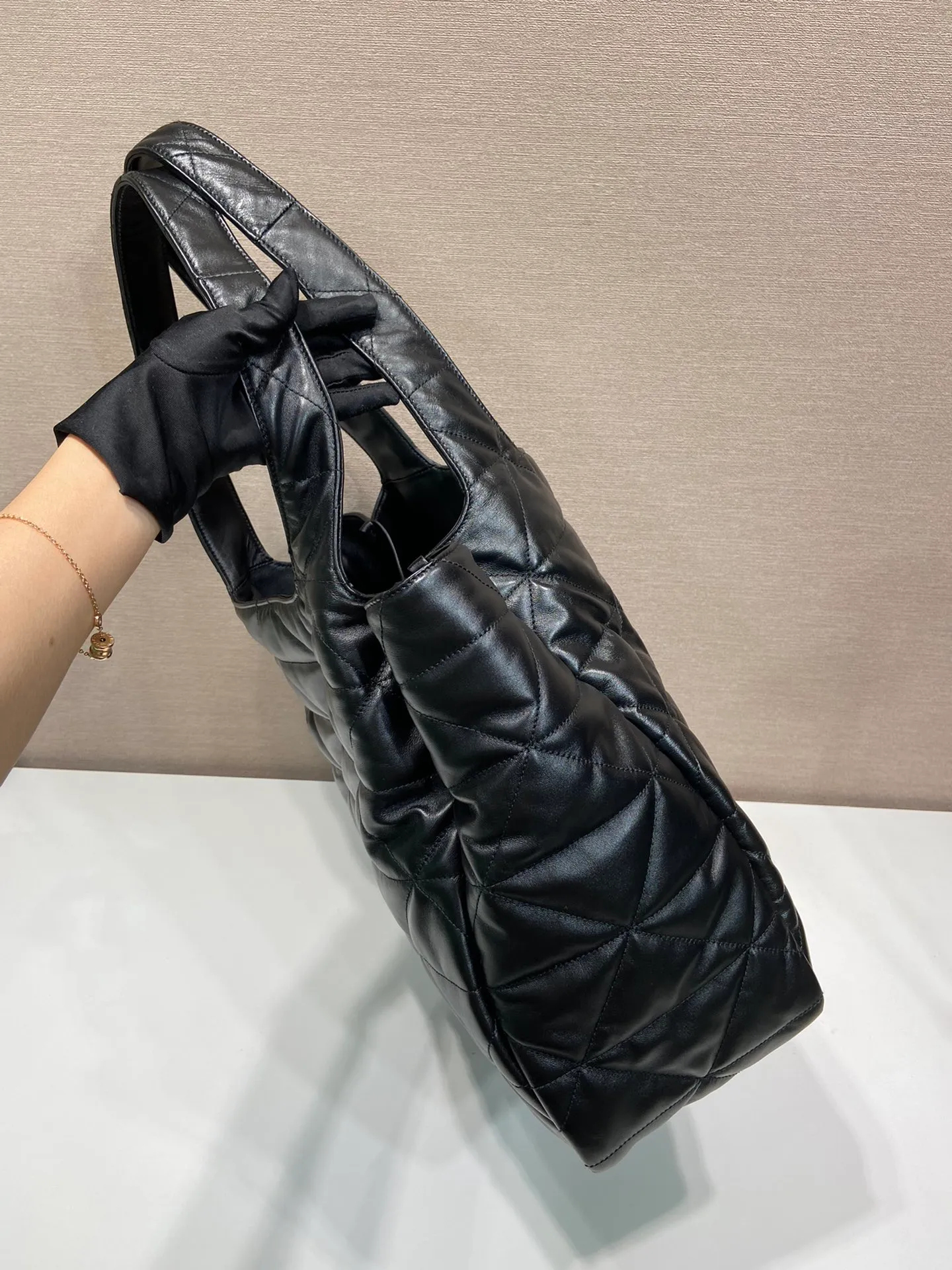 💰2040🎉New Shopping Bag🎉1BG449 New Large Shopping Bag/Tramp Bag🎉🎉 This large shopping bag is made of imported sheepskin with complex hand-made rhombus stitching. It feels soft and amazing👍. It has a large space/many compartments. It is lightweight and very practical. It is no problem to carry it on your back or on business trips. I love it so much😍It’s big and stylish, if you like it, hurry up and buy it🎉🎉 Length 39x Height 34x Bottom 16cm