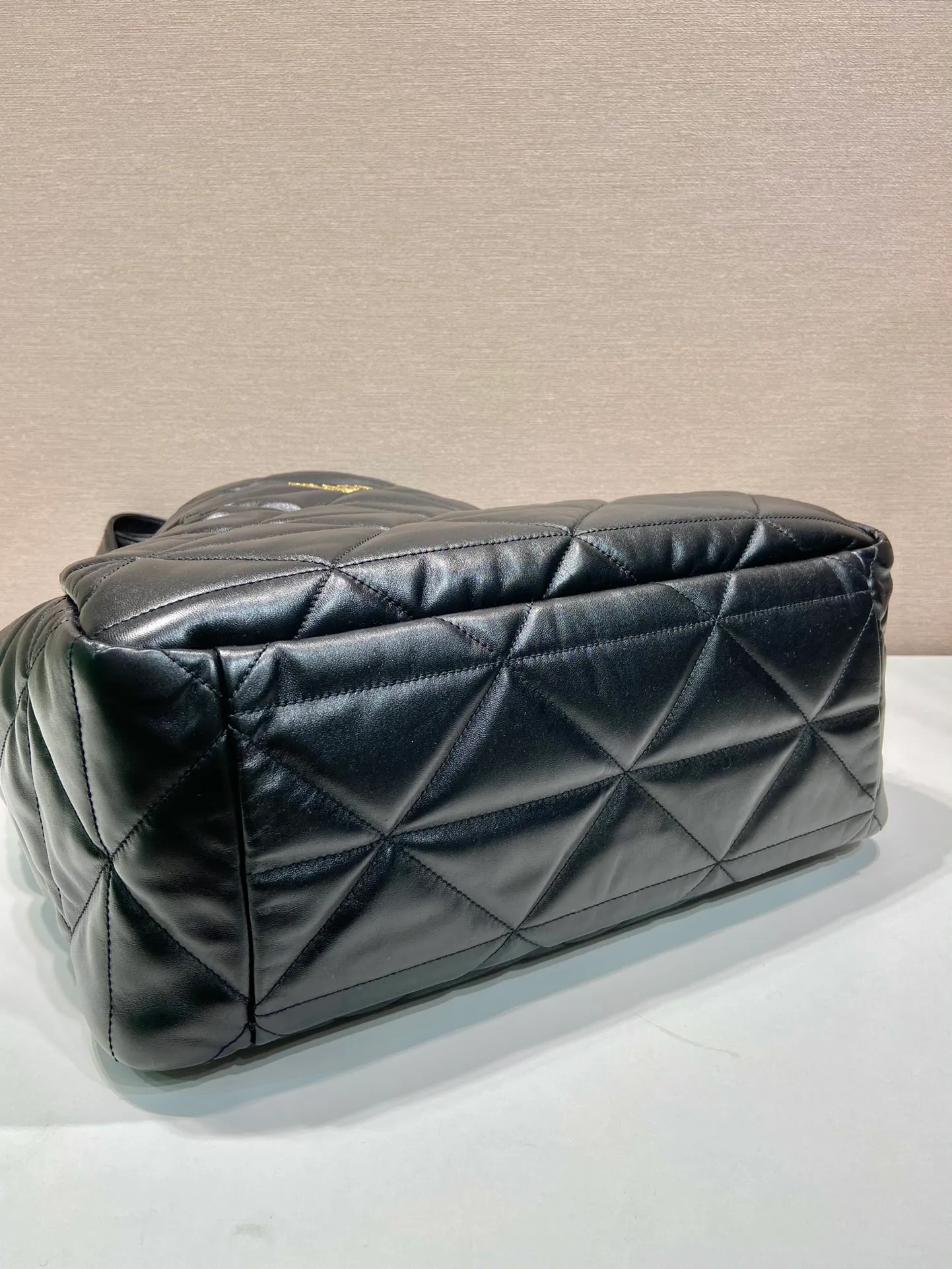 💰2040🎉New Shopping Bag🎉1BG449 New Large Shopping Bag/Tramp Bag🎉🎉 This large shopping bag is made of imported sheepskin with complex hand-made rhombus stitching. It feels soft and amazing👍. It has a large space/many compartments. It is lightweight and very practical. It is no problem to carry it on your back or on business trips. I love it so much😍It’s big and stylish, if you like it, hurry up and buy it🎉🎉 Length 39x Height 34x Bottom 16cm