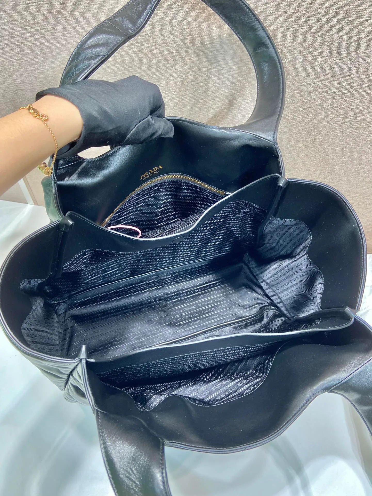 💰2040🎉New Shopping Bag🎉1BG449 New Large Shopping Bag/Tramp Bag🎉🎉 This large shopping bag is made of imported sheepskin with complex hand-made rhombus stitching. It feels soft and amazing👍. It has a large space/many compartments. It is lightweight and very practical. It is no problem to carry it on your back or on business trips. I love it so much😍It’s big and stylish, if you like it, hurry up and buy it🎉🎉 Length 39x Height 34x Bottom 16cm