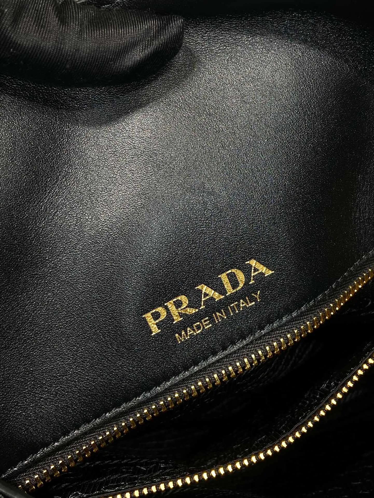 💰2040🎉New Shopping Bag🎉1BG449 New Large Shopping Bag/Tramp Bag🎉🎉 This large shopping bag is made of imported sheepskin with complex hand-made rhombus stitching. It feels soft and amazing👍. It has a large space/many compartments. It is lightweight and very practical. It is no problem to carry it on your back or on business trips. I love it so much😍It’s big and stylish, if you like it, hurry up and buy it🎉🎉 Length 39x Height 34x Bottom 16cm