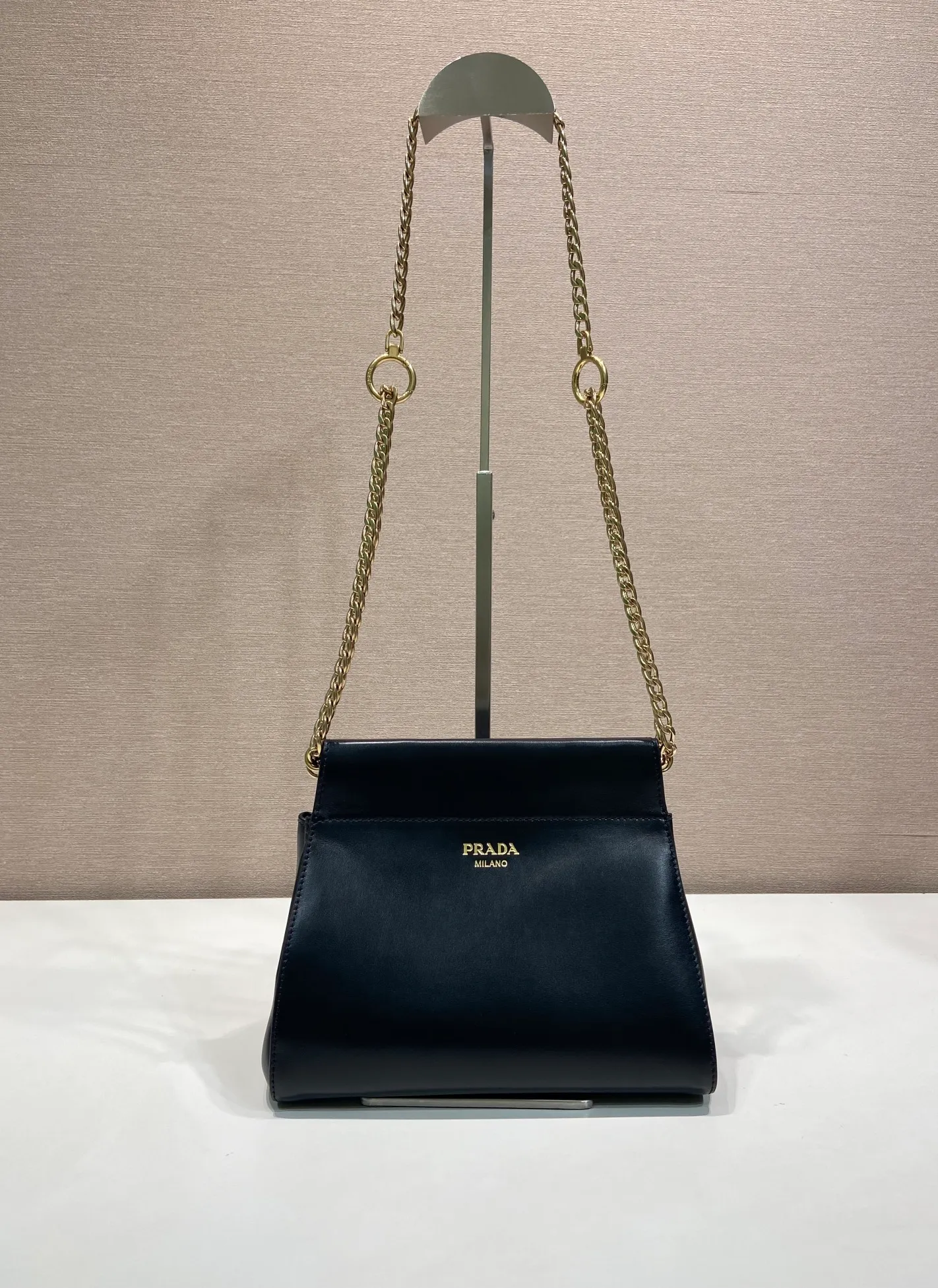 💰1500🎉New arrival🎉1BC263🎉🎉 The modern and feminine Enchaîné handbag echoes the charming retro silhouette and is transformed with new proportions. The imported calf leather design is accented with a chain handle for a modern and elegant style. Chain handle, detachable chain shoulder strap, embossed letter logo on front, magnetic closure, large storage space. Another hit that will never go out of style, babies. Hurry up and get it🎉🎉 Length 22x height 18x ​​bottom 11.5cm