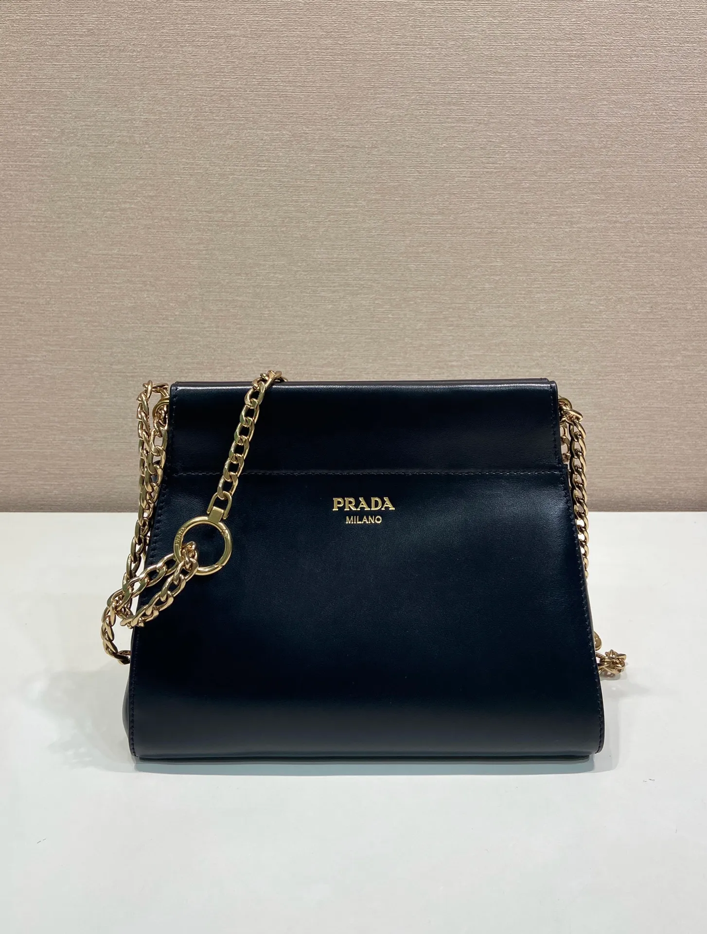💰1500🎉New arrival🎉1BC263🎉🎉 The modern and feminine Enchaîné handbag echoes the charming retro silhouette and is transformed with new proportions. The imported calf leather design is accented with a chain handle for a modern and elegant style. Chain handle, detachable chain shoulder strap, embossed letter logo on front, magnetic closure, large storage space. Another hit that will never go out of style, babies. Hurry up and get it🎉🎉 Length 22x height 18x ​​bottom 11.5cm