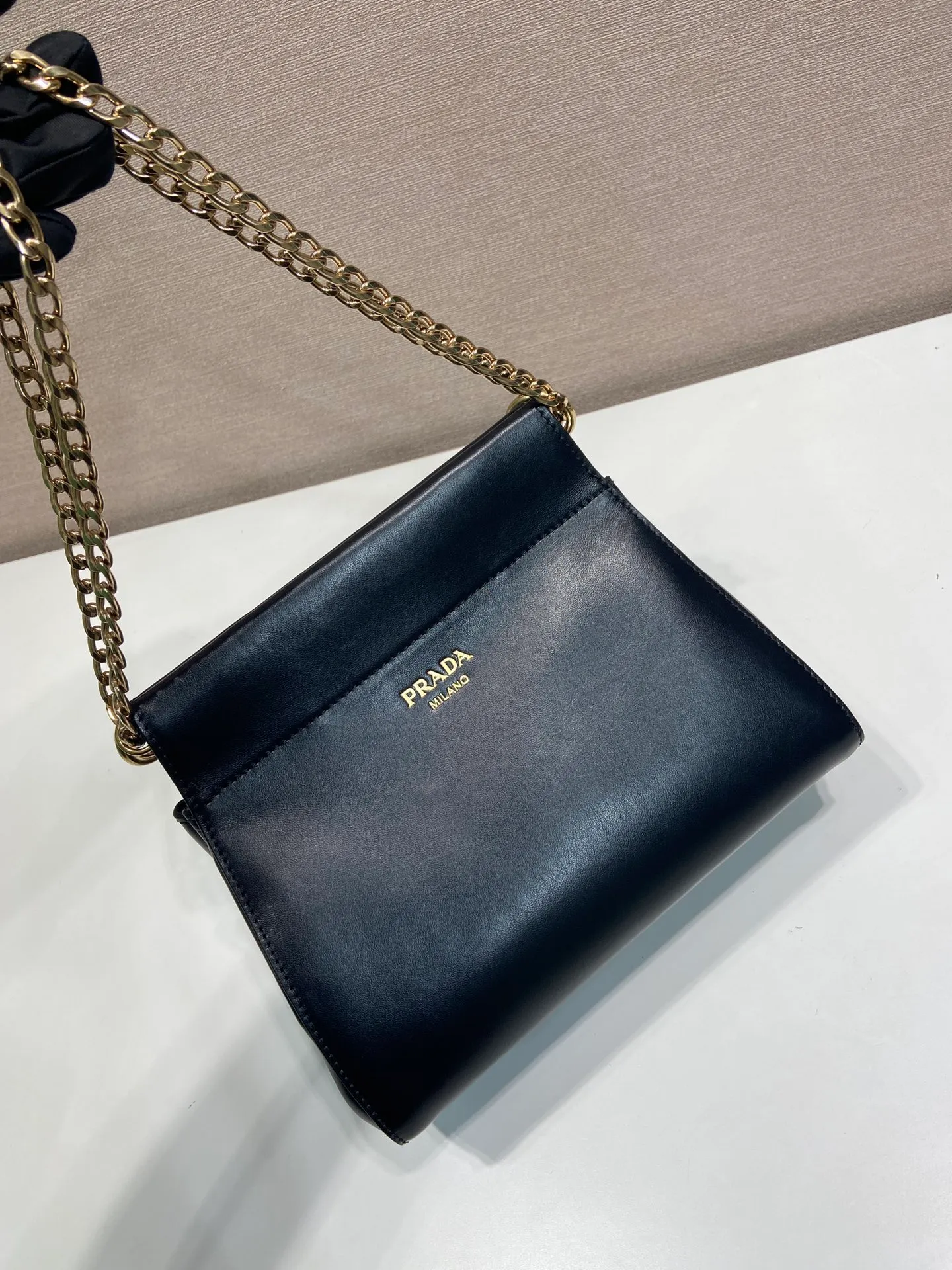 💰1500🎉New arrival🎉1BC263🎉🎉 The modern and feminine Enchaîné handbag echoes the charming retro silhouette and is transformed with new proportions. The imported calf leather design is accented with a chain handle for a modern and elegant style. Chain handle, detachable chain shoulder strap, embossed letter logo on front, magnetic closure, large storage space. Another hit that will never go out of style, babies. Hurry up and get it🎉🎉 Length 22x height 18x ​​bottom 11.5cm