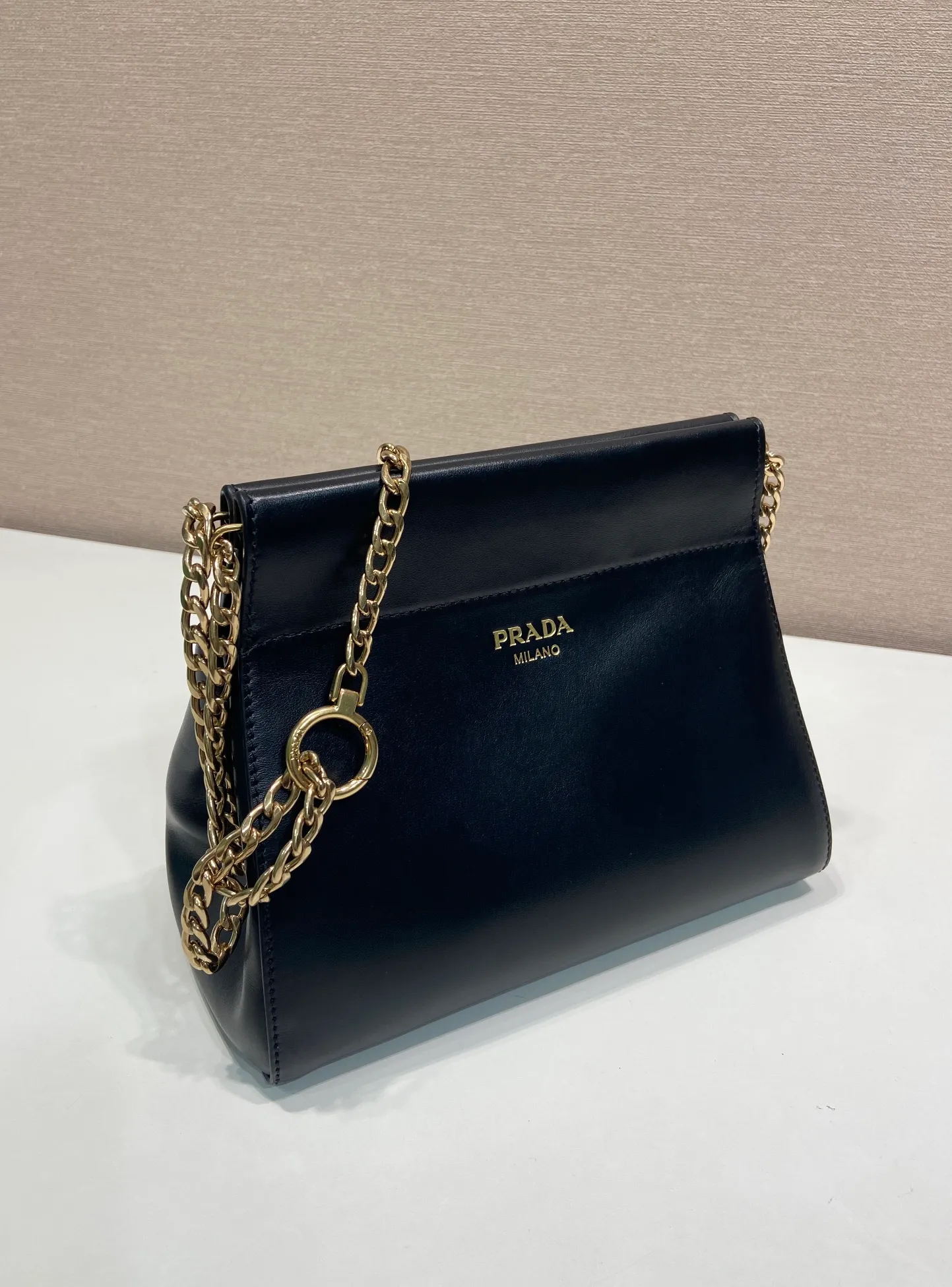 💰1500🎉New arrival🎉1BC263🎉🎉 The modern and feminine Enchaîné handbag echoes the charming retro silhouette and is transformed with new proportions. The imported calf leather design is accented with a chain handle for a modern and elegant style. Chain handle, detachable chain shoulder strap, embossed letter logo on front, magnetic closure, large storage space. Another hit that will never go out of style, babies. Hurry up and get it🎉🎉 Length 22x height 18x ​​bottom 11.5cm