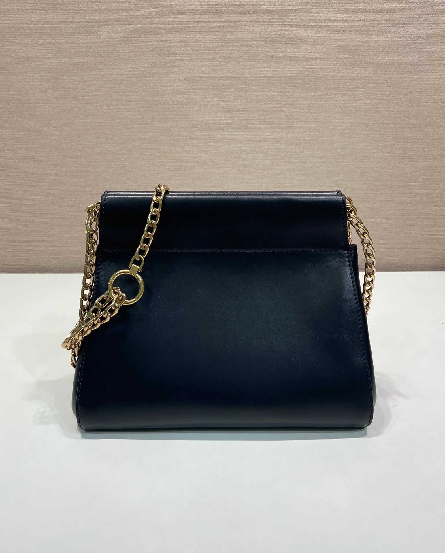 💰1500🎉New arrival🎉1BC263🎉🎉 The modern and feminine Enchaîné handbag echoes the charming retro silhouette and is transformed with new proportions. The imported calf leather design is accented with a chain handle for a modern and elegant style. Chain handle, detachable chain shoulder strap, embossed letter logo on front, magnetic closure, large storage space. Another hit that will never go out of style, babies. Hurry up and get it🎉🎉 Length 22x height 18x ​​bottom 11.5cm