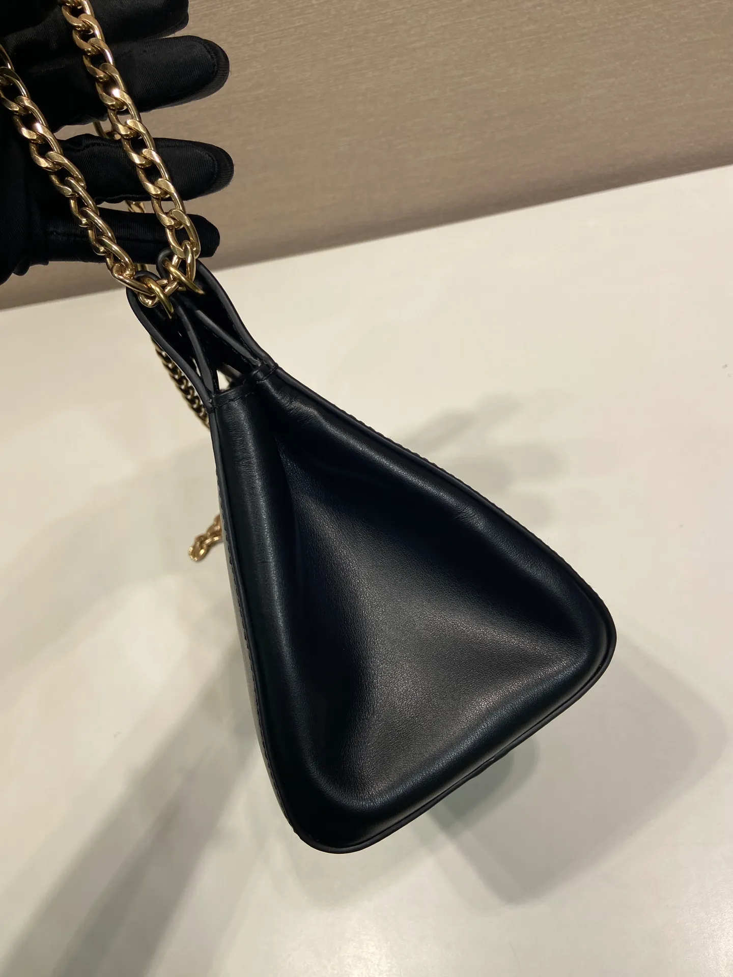 💰1500🎉New arrival🎉1BC263🎉🎉 The modern and feminine Enchaîné handbag echoes the charming retro silhouette and is transformed with new proportions. The imported calf leather design is accented with a chain handle for a modern and elegant style. Chain handle, detachable chain shoulder strap, embossed letter logo on front, magnetic closure, large storage space. Another hit that will never go out of style, babies. Hurry up and get it🎉🎉 Length 22x height 18x ​​bottom 11.5cm