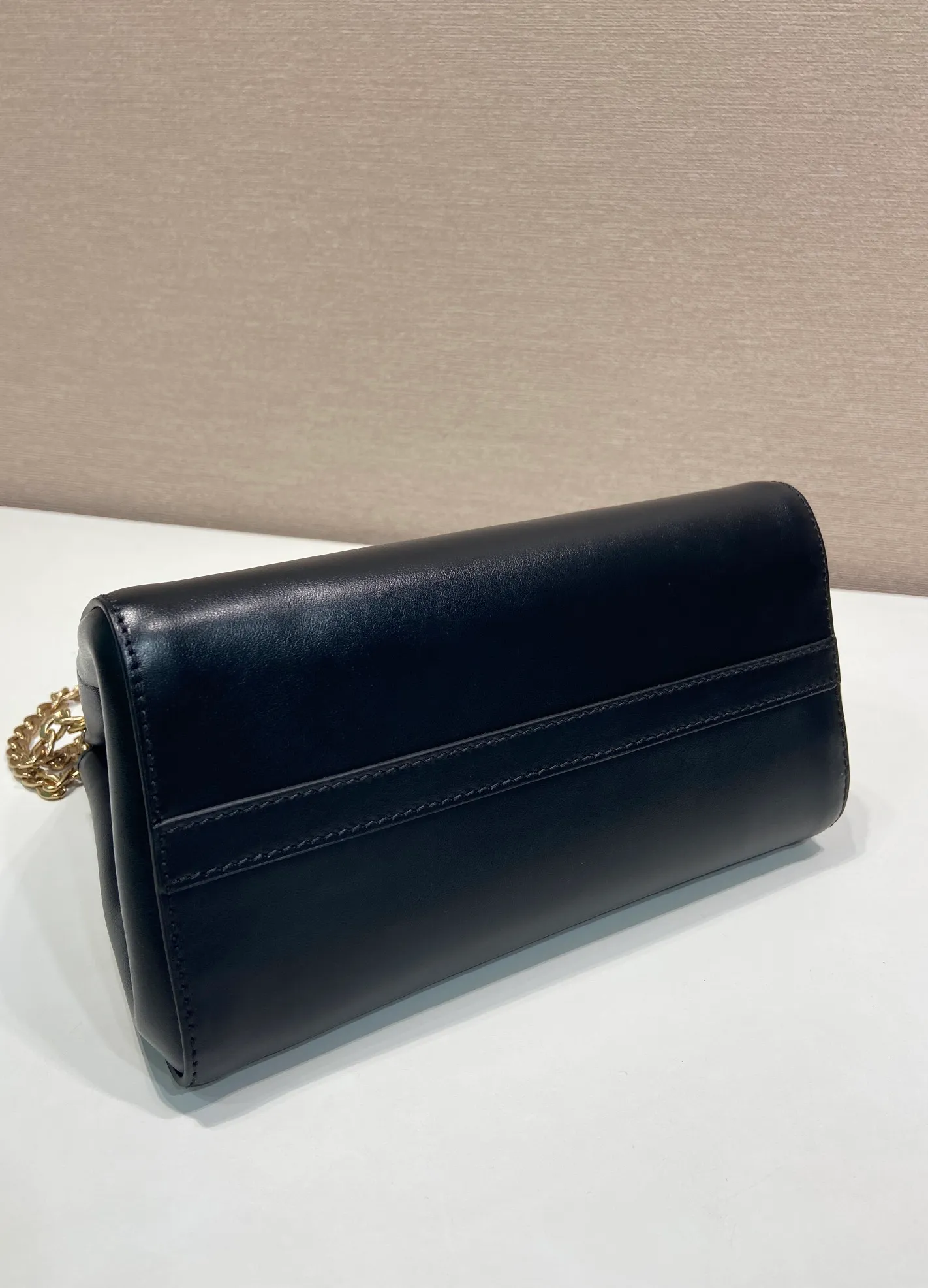 💰1500🎉New arrival🎉1BC263🎉🎉 The modern and feminine Enchaîné handbag echoes the charming retro silhouette and is transformed with new proportions. The imported calf leather design is accented with a chain handle for a modern and elegant style. Chain handle, detachable chain shoulder strap, embossed letter logo on front, magnetic closure, large storage space. Another hit that will never go out of style, babies. Hurry up and get it🎉🎉 Length 22x height 18x ​​bottom 11.5cm