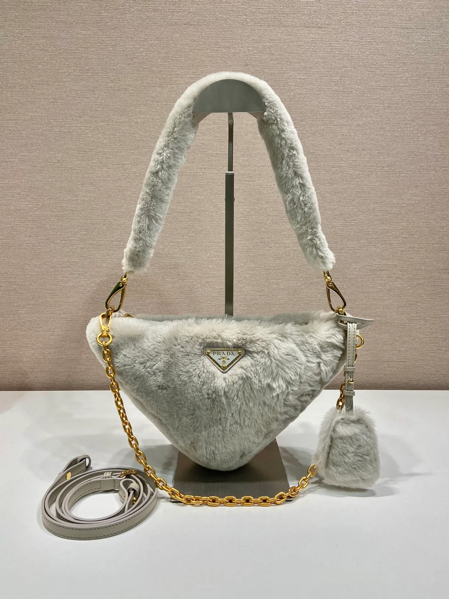 💰1500🎉Triangular fur bag🎉1NQ044 new goat hair🎉🎉 This triangular fur bag is made of imported goat hair and equipped with a detachable fur shoulder strap and chain. When the armpit bag is more sexy, it is also equipped with a detachable long shoulder strap. Babies who like sportsexy can carry it cross-body to continue to create a concave shape easily. It is highly functional. What I love most is that there is a small pendant hanging on the shoulder strap. So beautiful🎉🎉 A must-have in winter, I love it for babies. Get it now. Length 28x Height 16x Bottom 7cm🎉🎉🎉