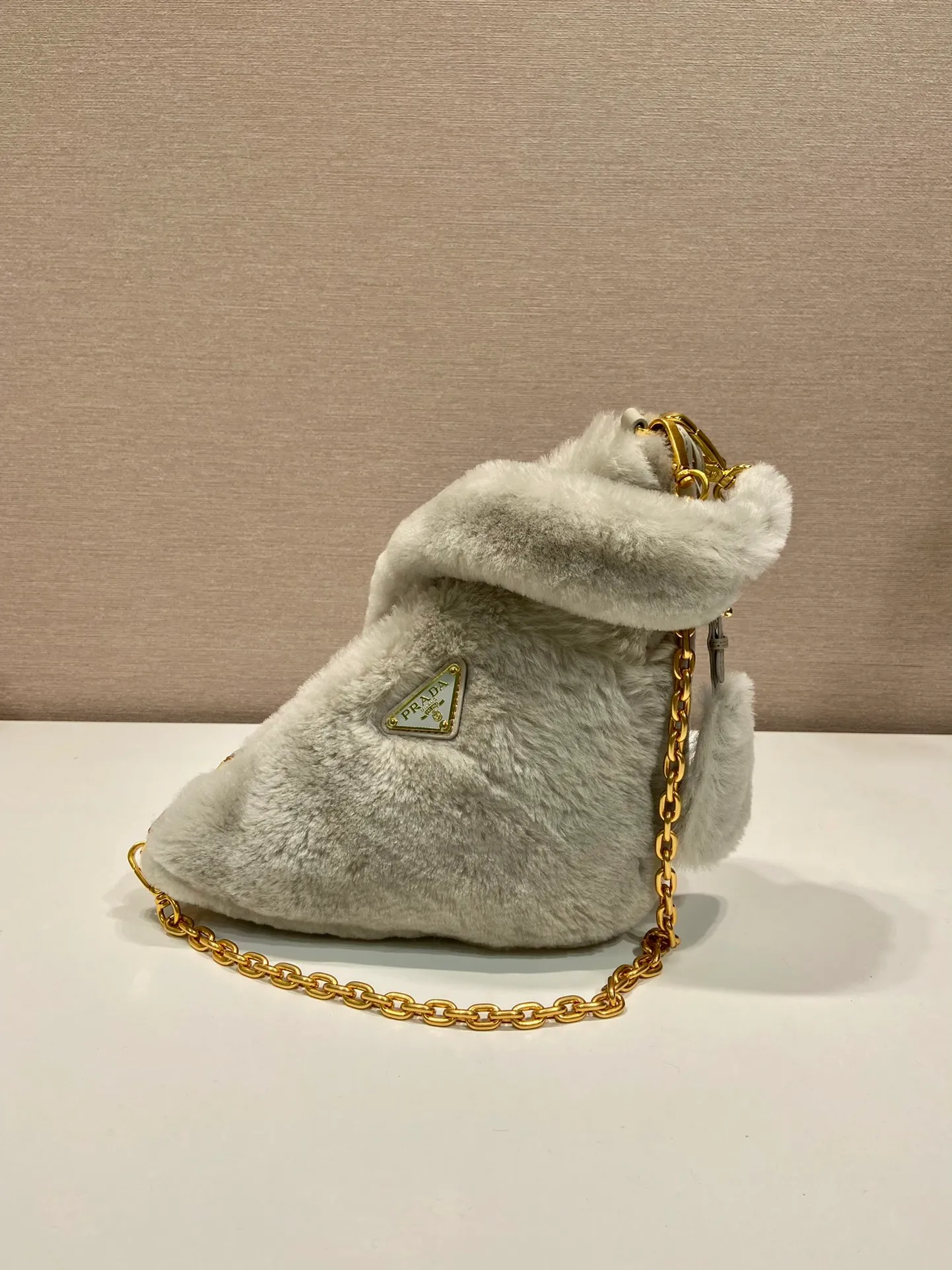 💰1500🎉Triangular fur bag🎉1NQ044 new goat hair🎉🎉 This triangular fur bag is made of imported goat hair and equipped with a detachable fur shoulder strap and chain. When the armpit bag is more sexy, it is also equipped with a detachable long shoulder strap. Babies who like sportsexy can carry it cross-body to continue to create a concave shape easily. It is highly functional. What I love most is that there is a small pendant hanging on the shoulder strap. So beautiful🎉🎉 A must-have in winter, I love it for babies. Get it now. Length 28x Height 16x Bottom 7cm🎉🎉🎉
