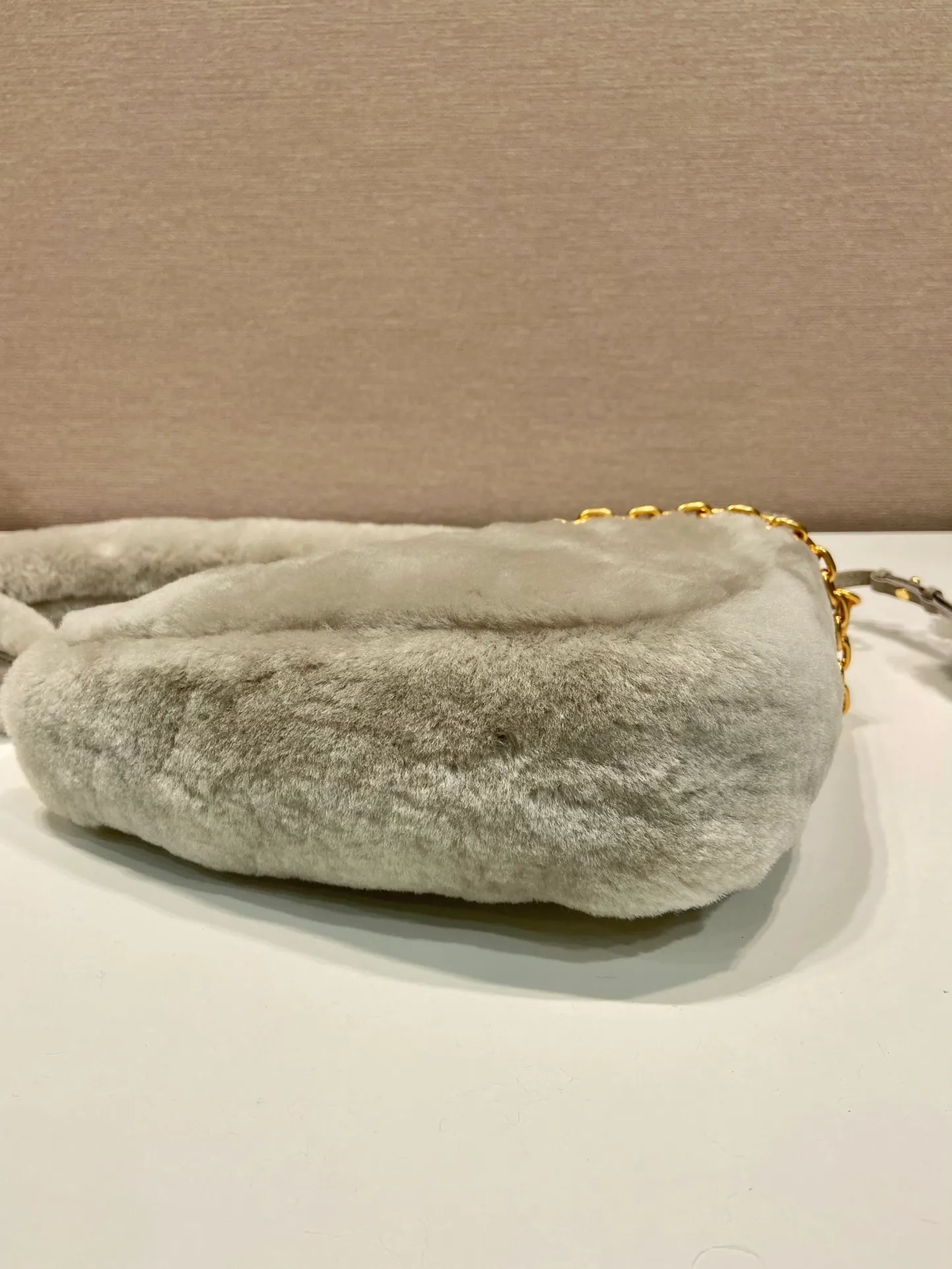 💰1500🎉Triangular fur bag🎉1NQ044 new goat hair🎉🎉 This triangular fur bag is made of imported goat hair and equipped with a detachable fur shoulder strap and chain. When the armpit bag is more sexy, it is also equipped with a detachable long shoulder strap. Babies who like sportsexy can carry it cross-body to continue to create a concave shape easily. It is highly functional. What I love most is that there is a small pendant hanging on the shoulder strap. So beautiful🎉🎉 A must-have in winter, I love it for babies. Get it now. Length 28x Height 16x Bottom 7cm🎉🎉🎉