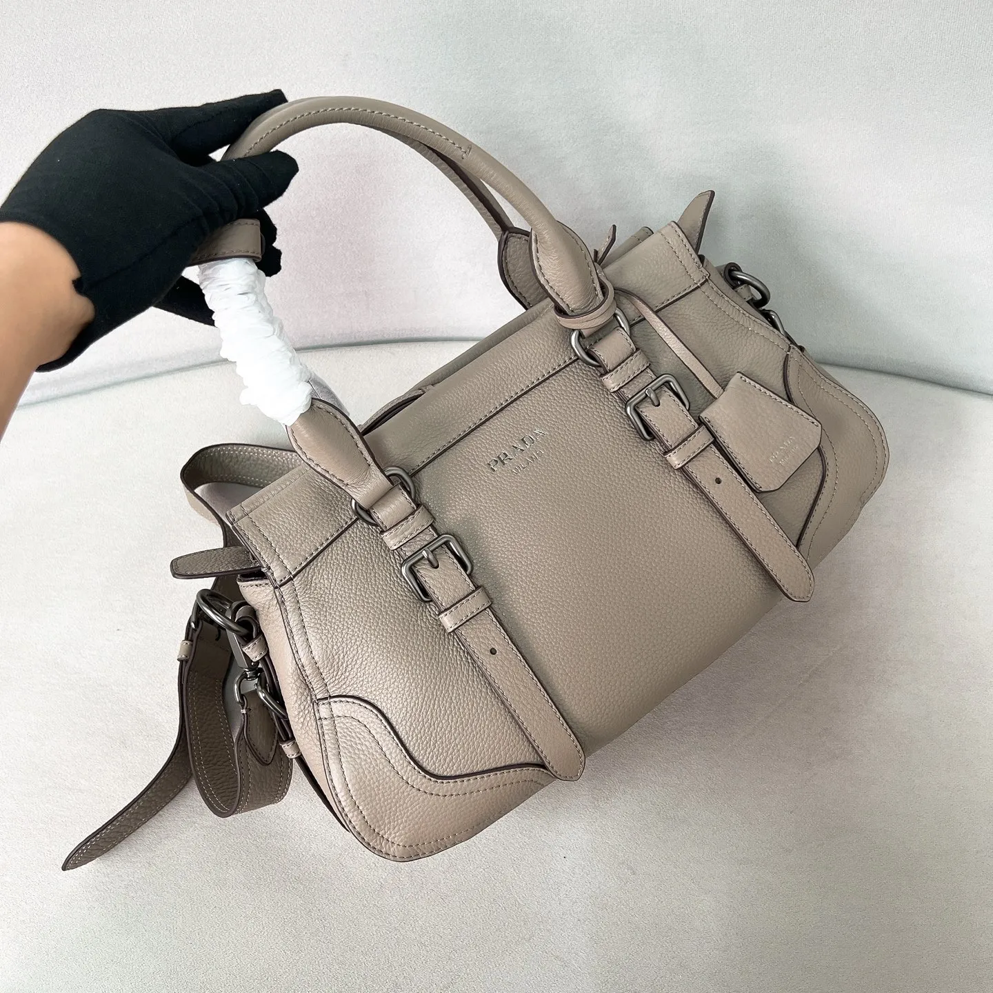 💰1900🌟New product launch🌟2025 autumn and winter new pebbled tote bag 1BG604 is carefully made of imported deerskin. Delicate irregular texture creates a luxurious texture. Reinforced corner design shows the spirit of craftsmanship. Full leather handle➕Detachable and adjustable shoulder strap. Embossed letter logo on the front. It is not only practical, lightweight but also good-looking. The spacious internal double compartment is simply awesome👏 The new favorite of fashionistas. The perfect details are comparable to brick cabinets. Super awesome 5🌟 Size: 35*22*11cm plaster