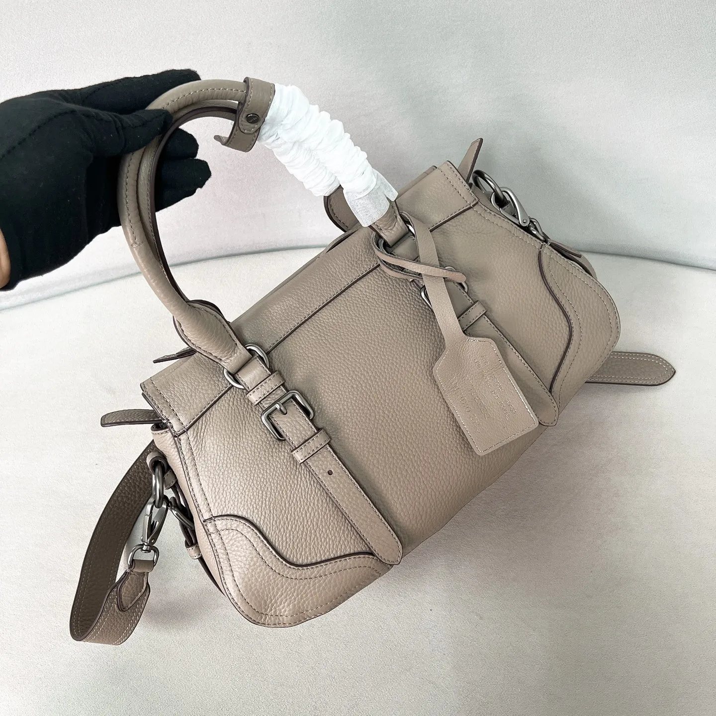 💰1900🌟New product launch🌟2025 autumn and winter new pebbled tote bag 1BG604 is carefully made of imported deerskin. Delicate irregular texture creates a luxurious texture. Reinforced corner design shows the spirit of craftsmanship. Full leather handle➕Detachable and adjustable shoulder strap. Embossed letter logo on the front. It is not only practical, lightweight but also good-looking. The spacious internal double compartment is simply awesome👏 The new favorite of fashionistas. The perfect details are comparable to brick cabinets. Super awesome 5🌟 Size: 35*22*11cm plaster