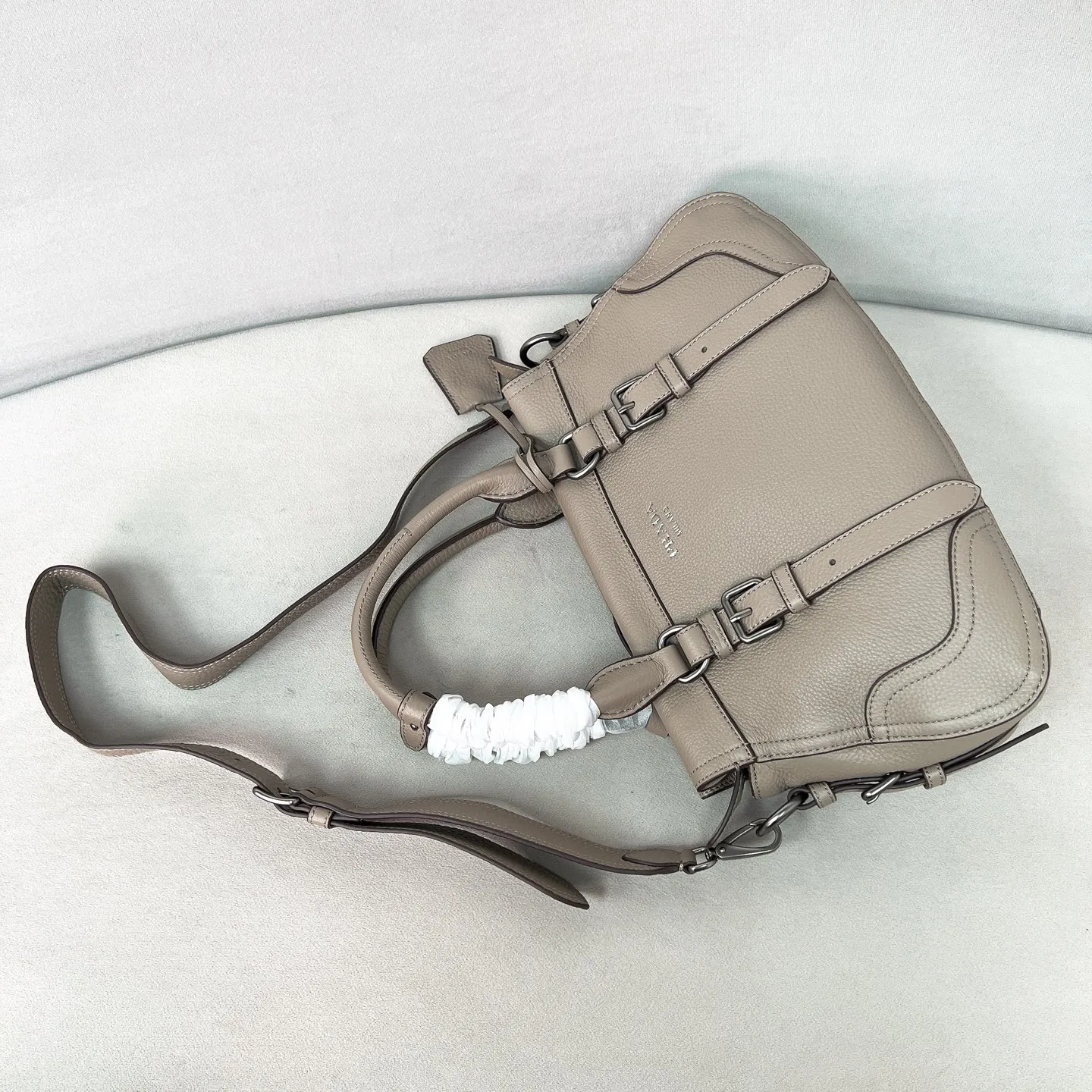 💰1900🌟New product launch🌟2025 autumn and winter new pebbled tote bag 1BG604 is carefully made of imported deerskin. Delicate irregular texture creates a luxurious texture. Reinforced corner design shows the spirit of craftsmanship. Full leather handle➕Detachable and adjustable shoulder strap. Embossed letter logo on the front. It is not only practical, lightweight but also good-looking. The spacious internal double compartment is simply awesome👏 The new favorite of fashionistas. The perfect details are comparable to brick cabinets. Super awesome 5🌟 Size: 35*22*11cm plaster
