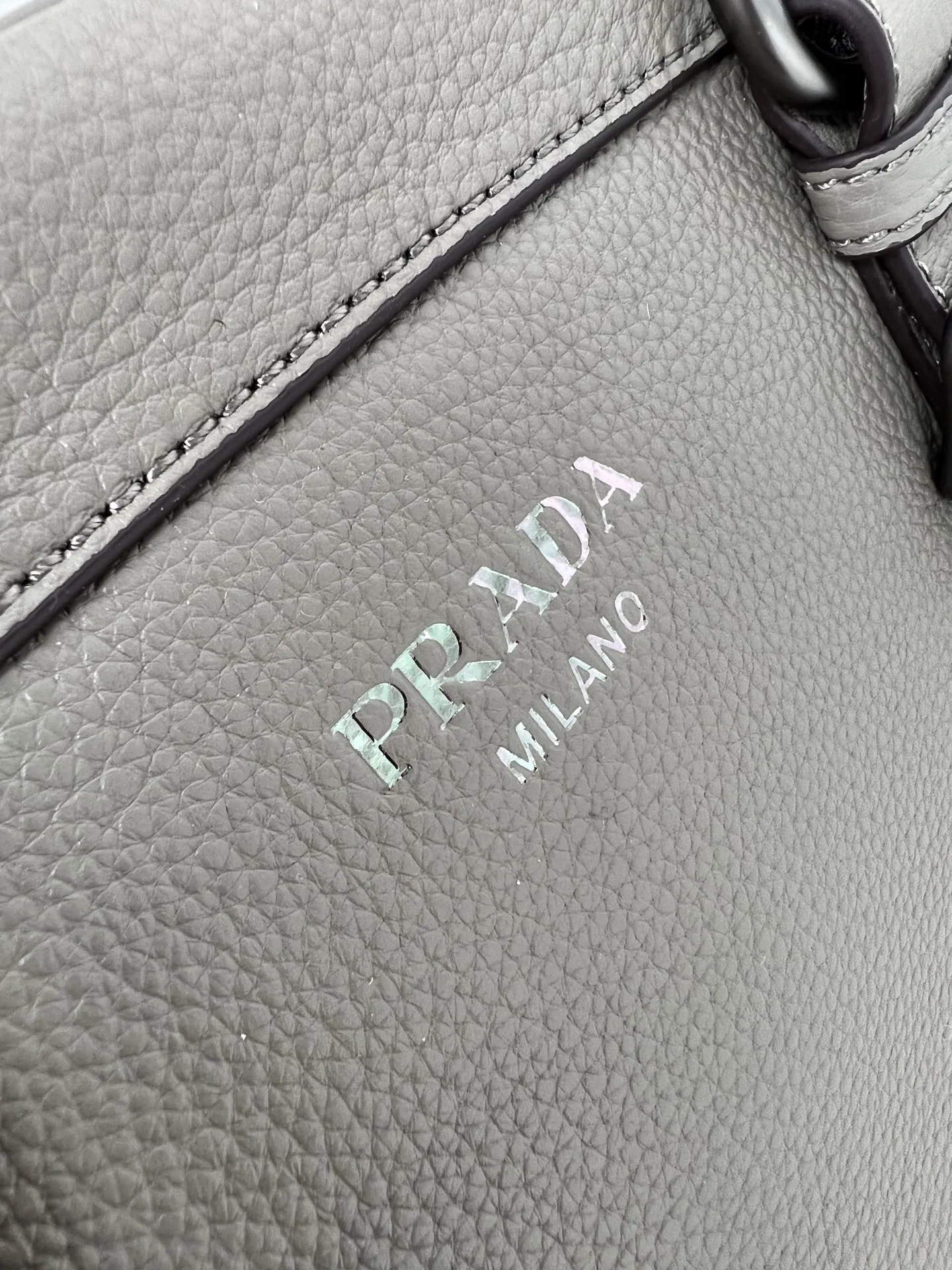 💰1900🌟New product launch🌟2025 autumn and winter new pebbled tote bag 1BG604 is carefully made of imported deerskin. Delicate irregular texture creates a luxurious texture. Reinforced corner design shows the spirit of craftsmanship. Full leather handle➕Detachable and adjustable shoulder strap. Embossed letter logo on the front. It is not only practical, lightweight but also good-looking. The spacious internal double compartment is simply awesome👏 The new favorite of fashionistas. The perfect details are comparable to brick cabinets. Super awesome 5🌟 Size: 35*22*11cm plaster