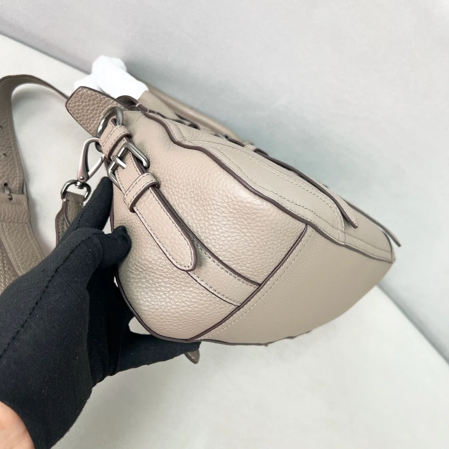 💰1900🌟New product launch🌟2025 autumn and winter new pebbled tote bag 1BG604 is carefully made of imported deerskin. Delicate irregular texture creates a luxurious texture. Reinforced corner design shows the spirit of craftsmanship. Full leather handle➕Detachable and adjustable shoulder strap. Embossed letter logo on the front. It is not only practical, lightweight but also good-looking. The spacious internal double compartment is simply awesome👏 The new favorite of fashionistas. The perfect details are comparable to brick cabinets. Super awesome 5🌟 Size: 35*22*11cm plaster