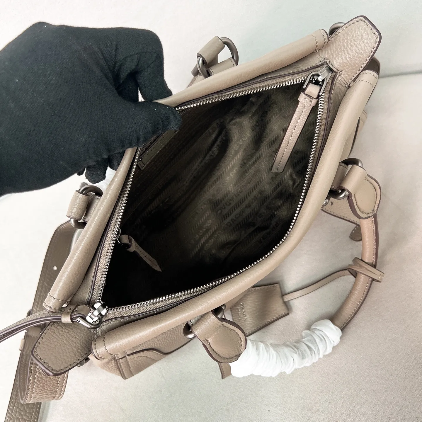 💰1900🌟New product launch🌟2025 autumn and winter new pebbled tote bag 1BG604 is carefully made of imported deerskin. Delicate irregular texture creates a luxurious texture. Reinforced corner design shows the spirit of craftsmanship. Full leather handle➕Detachable and adjustable shoulder strap. Embossed letter logo on the front. It is not only practical, lightweight but also good-looking. The spacious internal double compartment is simply awesome👏 The new favorite of fashionistas. The perfect details are comparable to brick cabinets. Super awesome 5🌟 Size: 35*22*11cm plaster