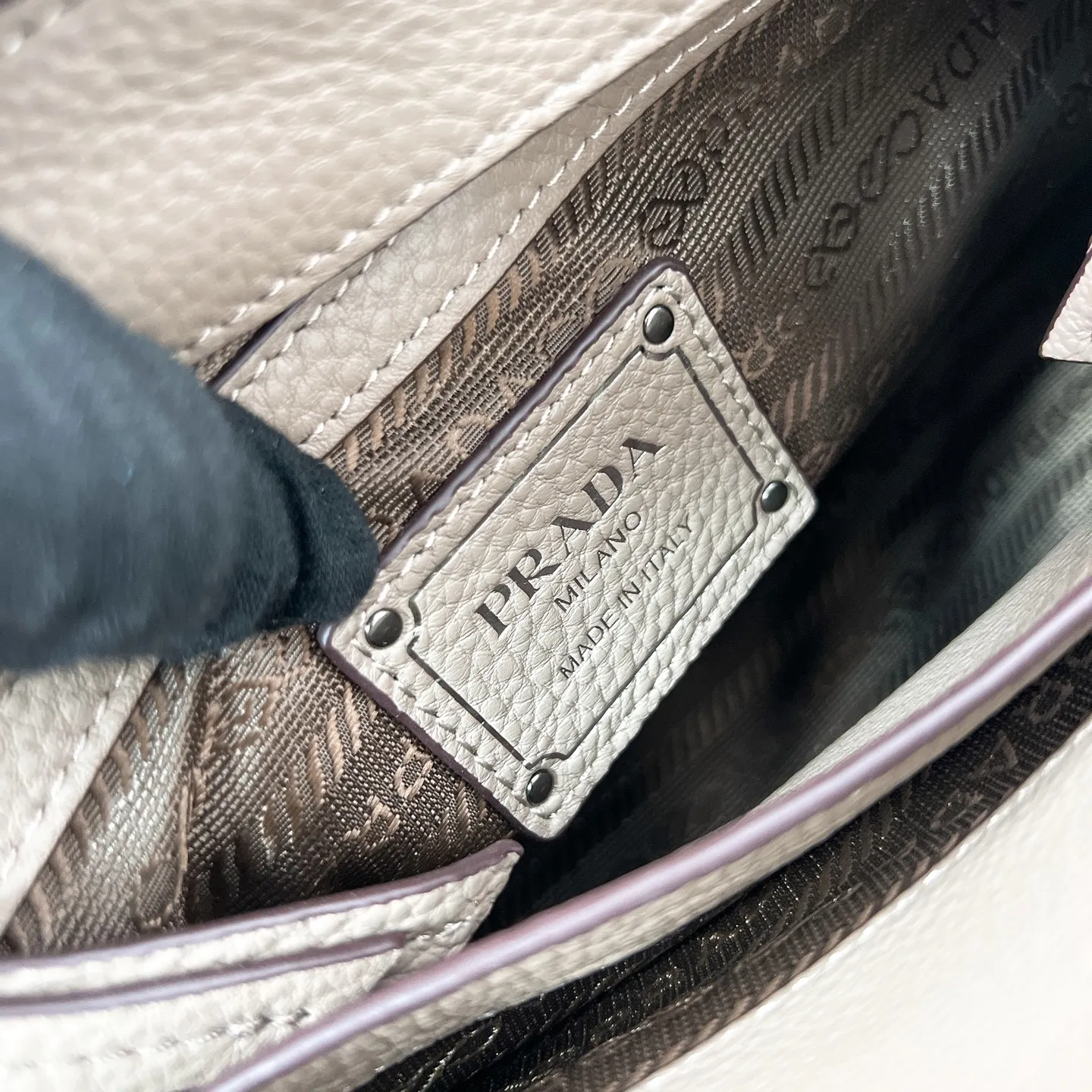 💰1900🌟New product launch🌟2025 autumn and winter new pebbled tote bag 1BG604 is carefully made of imported deerskin. Delicate irregular texture creates a luxurious texture. Reinforced corner design shows the spirit of craftsmanship. Full leather handle➕Detachable and adjustable shoulder strap. Embossed letter logo on the front. It is not only practical, lightweight but also good-looking. The spacious internal double compartment is simply awesome👏 The new favorite of fashionistas. The perfect details are comparable to brick cabinets. Super awesome 5🌟 Size: 35*22*11cm plaster