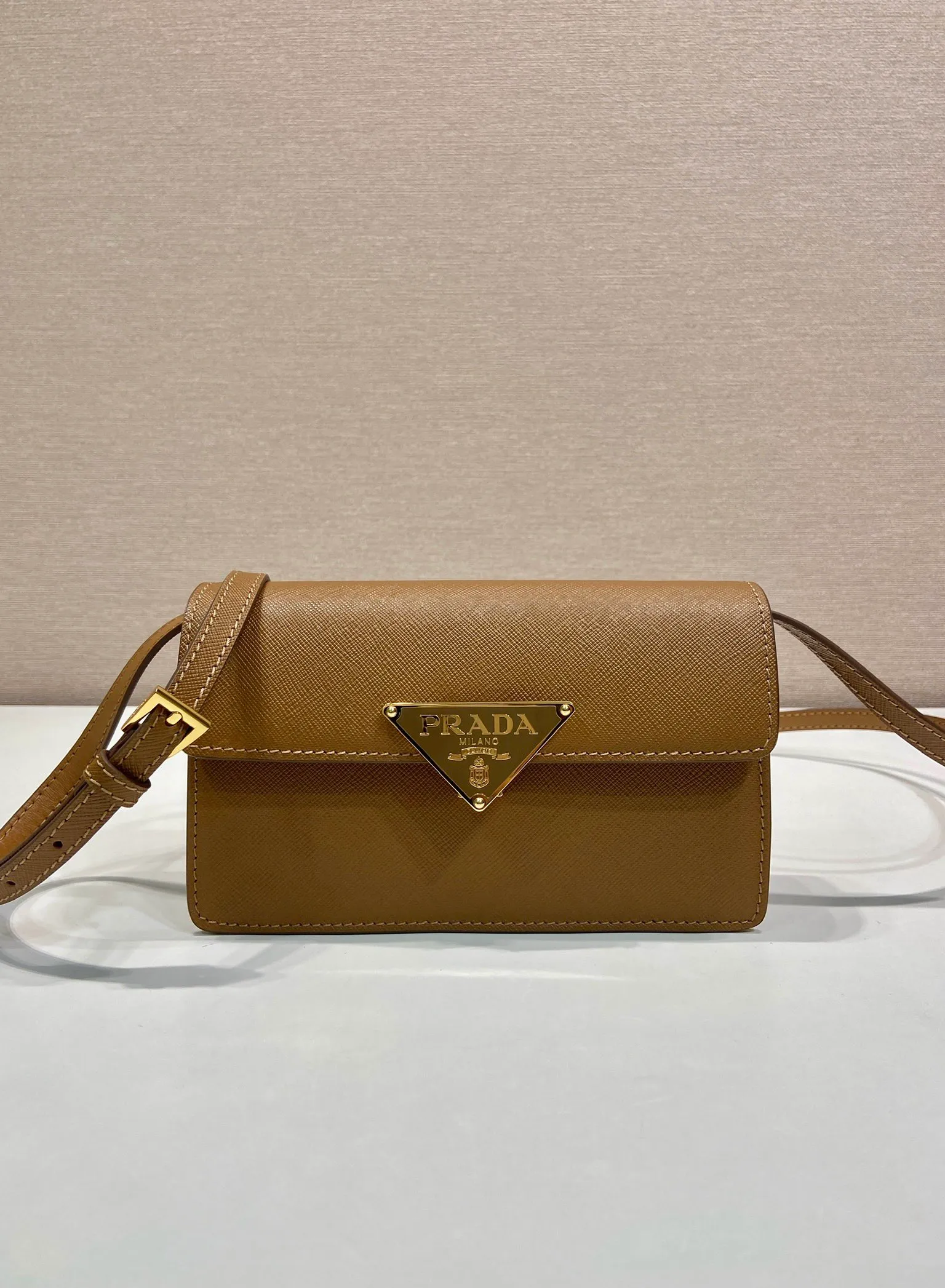 💰1260🎉New handbag🎉1BD386 mini🎉🎉 This mini handbag is made of Saffano cow leather. The structured silhouette features interior pockets and card slots, and the signature metal triangle adorns the closure. Equipped with an adjustable and detachable long shoulder strap and an imported sheepskin lining, it has enough space to easily go out on the street👍👍Another popular style that will never go out of style, get it now🎉🎉 Length 24.5x Height 18.5x Bottom 11cm🎉🎉🎉👏👏👏