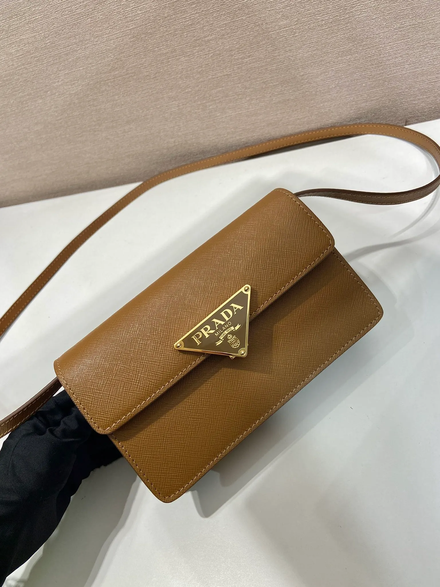 💰1260🎉New handbag🎉1BD386 mini🎉🎉 This mini handbag is made of Saffano cow leather. The structured silhouette features interior pockets and card slots, and the signature metal triangle adorns the closure. Equipped with an adjustable and detachable long shoulder strap and an imported sheepskin lining, it has enough space to easily go out on the street👍👍Another popular style that will never go out of style, get it now🎉🎉 Length 24.5x Height 18.5x Bottom 11cm🎉🎉🎉👏👏👏