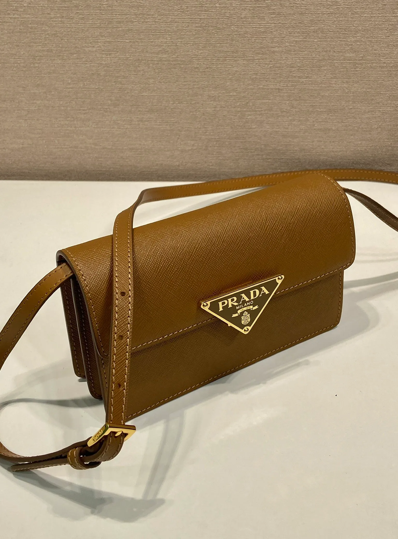 💰1260🎉New handbag🎉1BD386 mini🎉🎉 This mini handbag is made of Saffano cow leather. The structured silhouette features interior pockets and card slots, and the signature metal triangle adorns the closure. Equipped with an adjustable and detachable long shoulder strap and an imported sheepskin lining, it has enough space to easily go out on the street👍👍Another popular style that will never go out of style, get it now🎉🎉 Length 24.5x Height 18.5x Bottom 11cm🎉🎉🎉👏👏👏